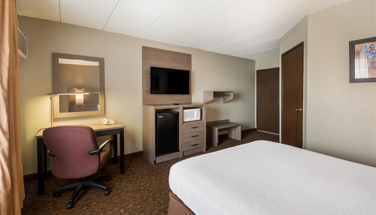 Room - Econo Lodge Duluth near Miller Hill Mall