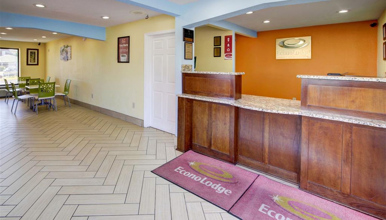 Hal - Econo Lodge at Military Circle