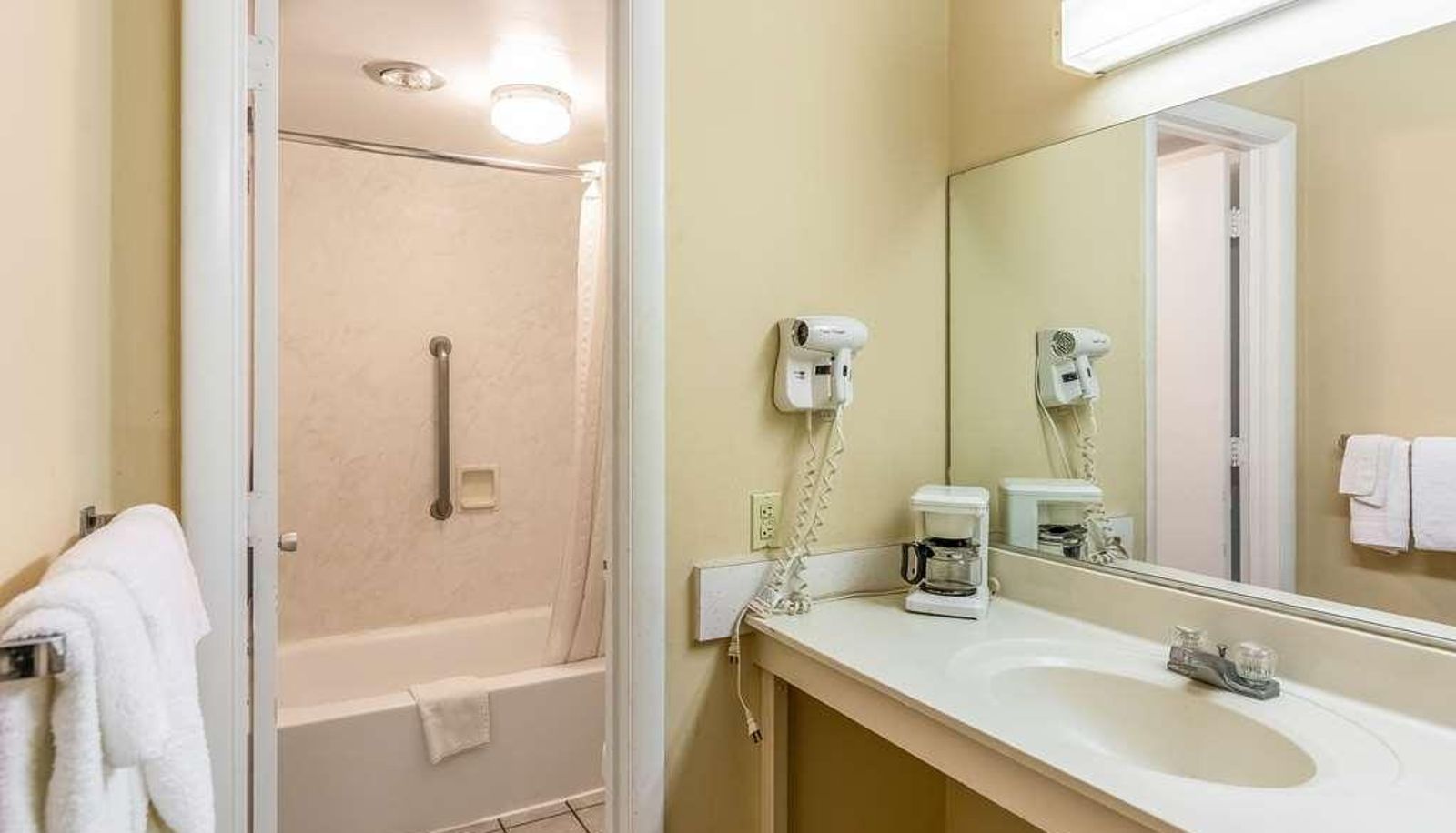 Superior room (double) - Econo Lodge East