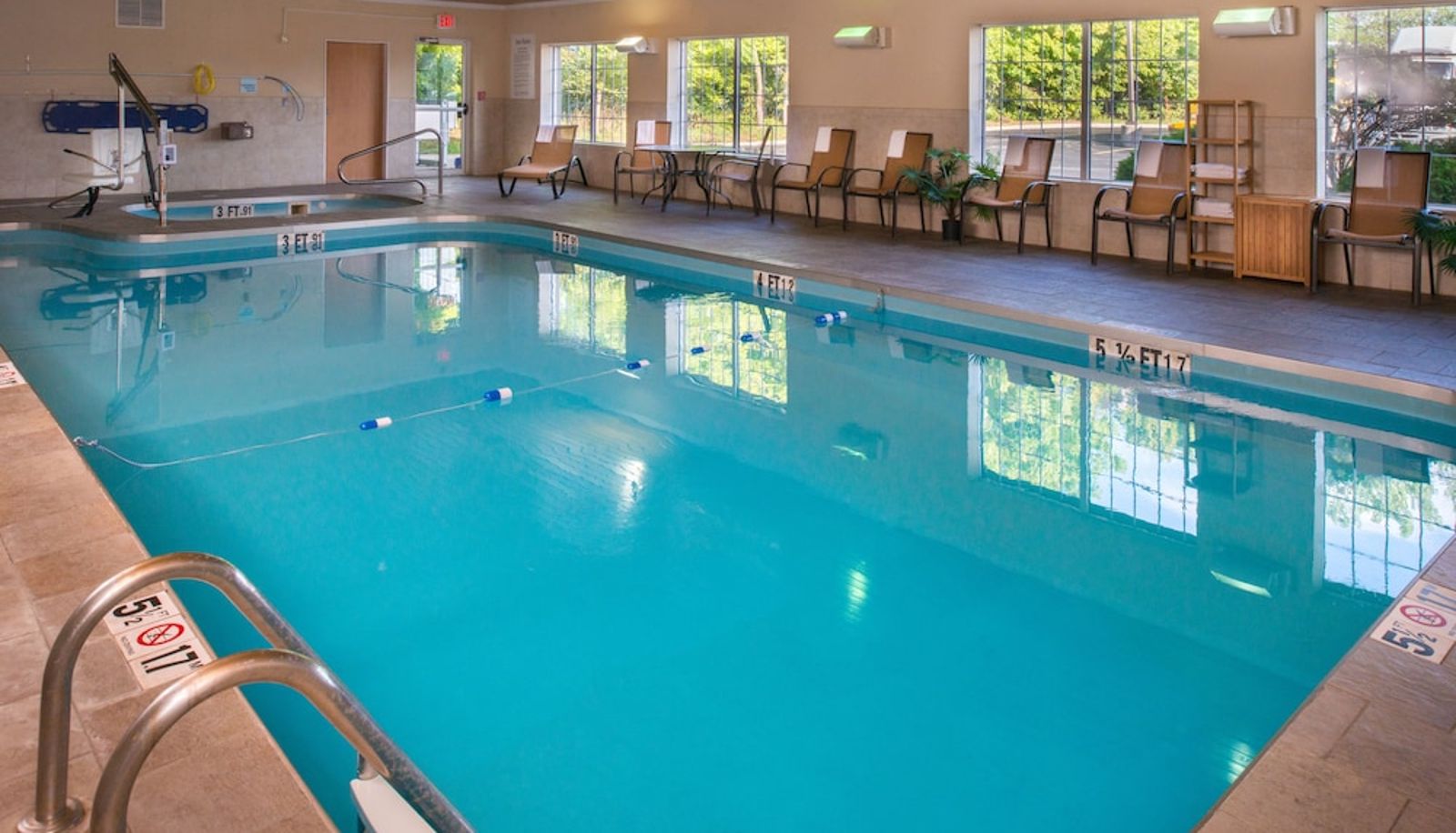Piscina - Holiday Inn Express & Suites BUCYRUS by IHG