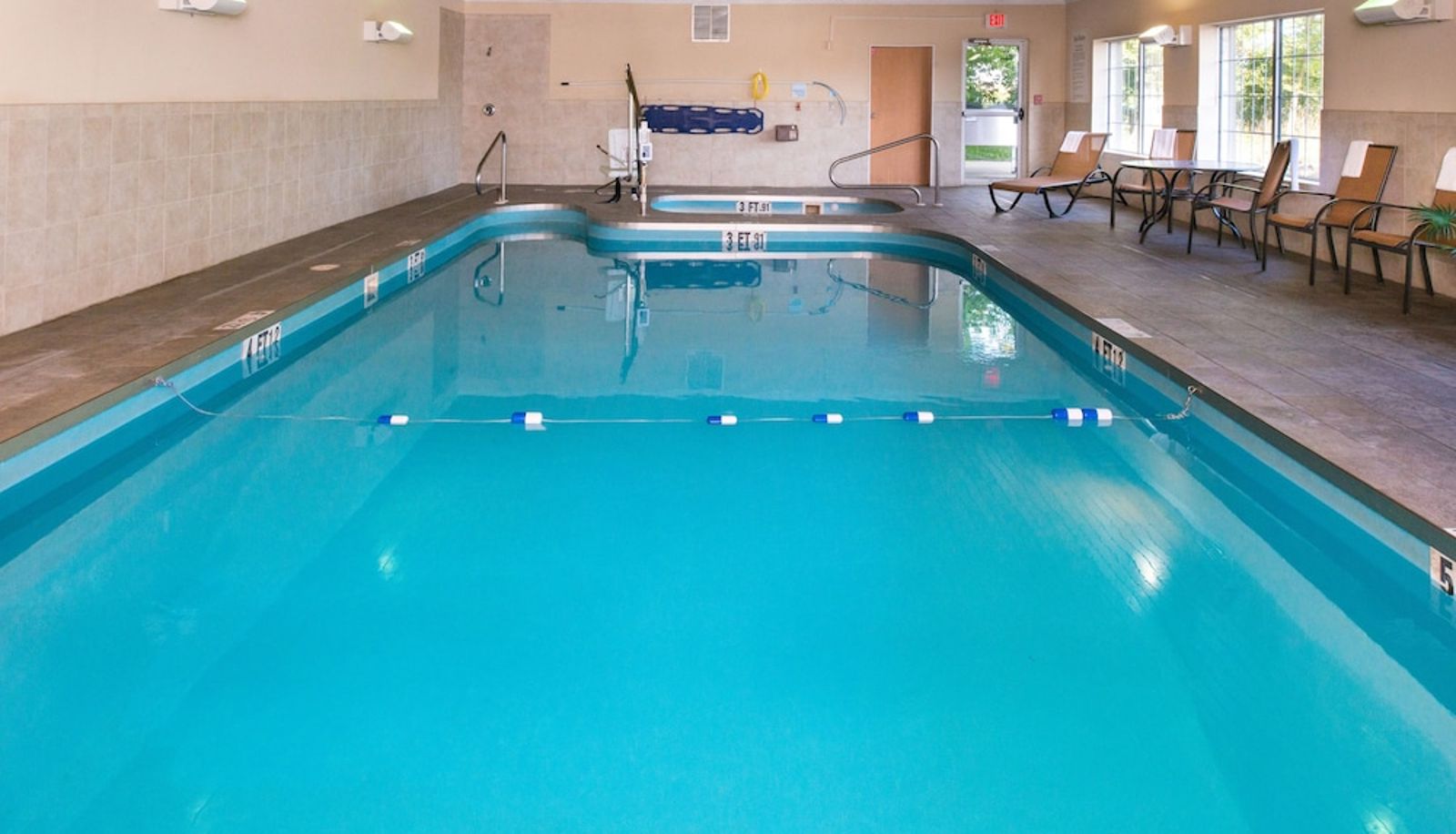 Piscina - Holiday Inn Express & Suites BUCYRUS by IHG