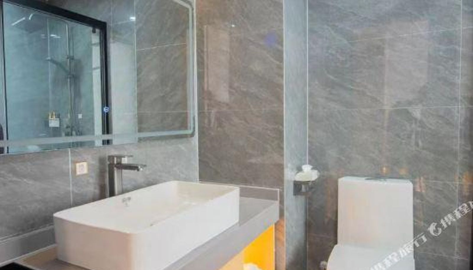 Zimmer mit Flussblick - Kelly comes to the hotel