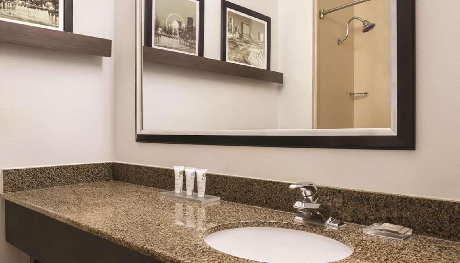 Camera - Country Inn & Suites by Radisson Griffin GA
