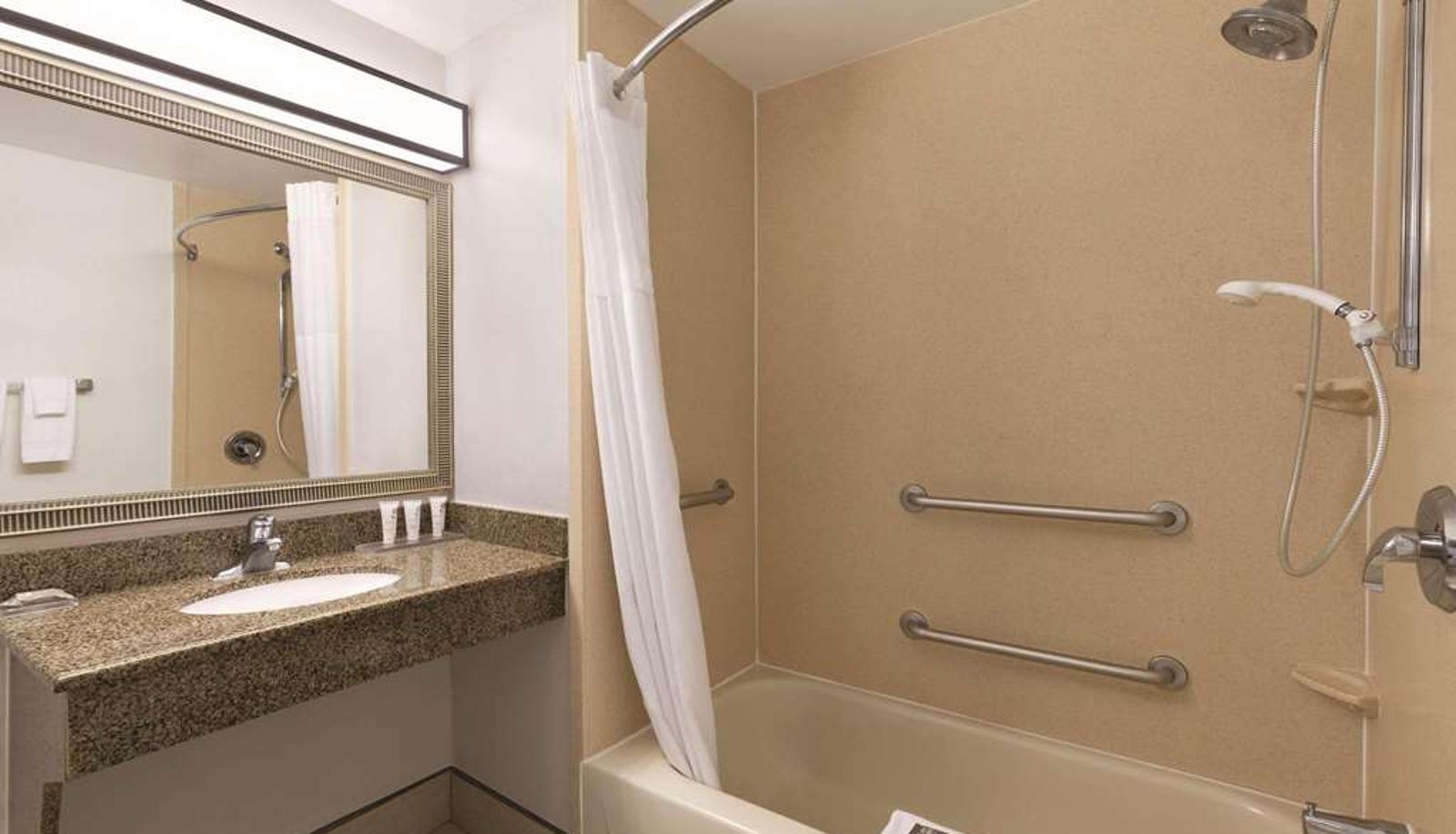 Camera - Country Inn & Suites by Radisson Griffin GA