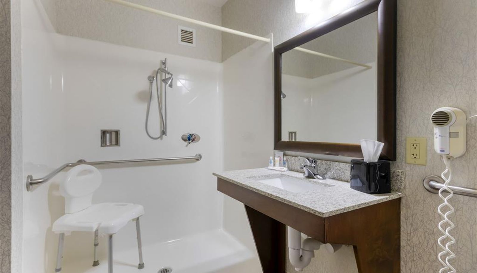 Zimmer - Comfort Inn & Suites Market - Airport