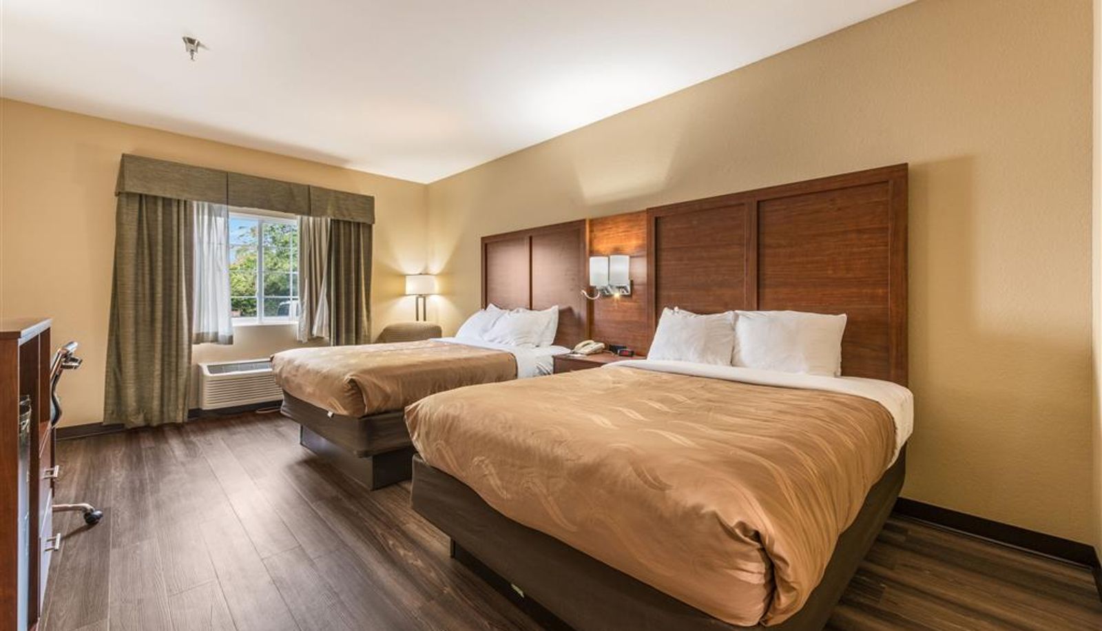Zimmer - Quality Inn & Suites Hendersonville - Flat Rock