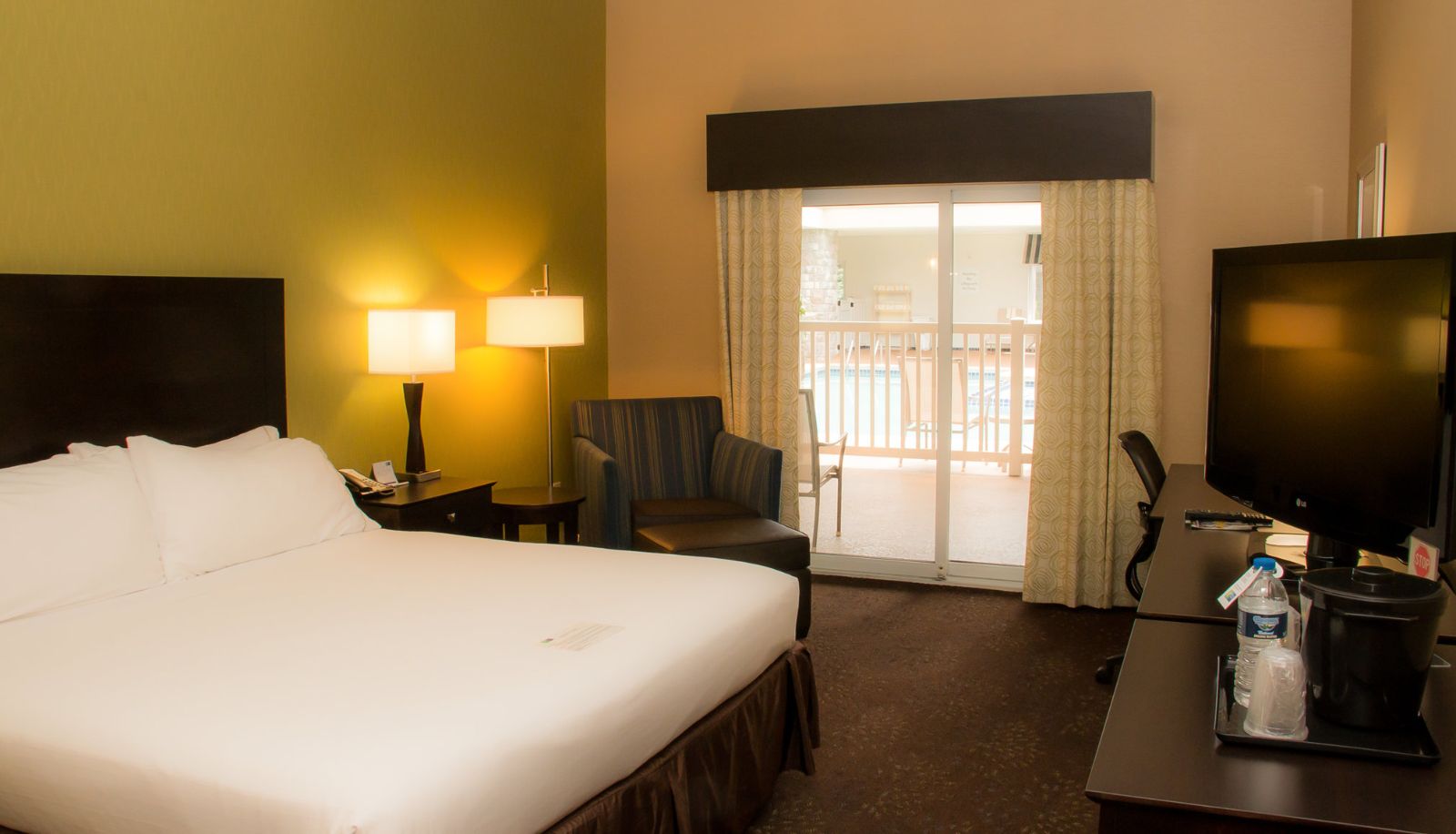 Room - Holiday Inn Express & Suites SAGINAW by IHG