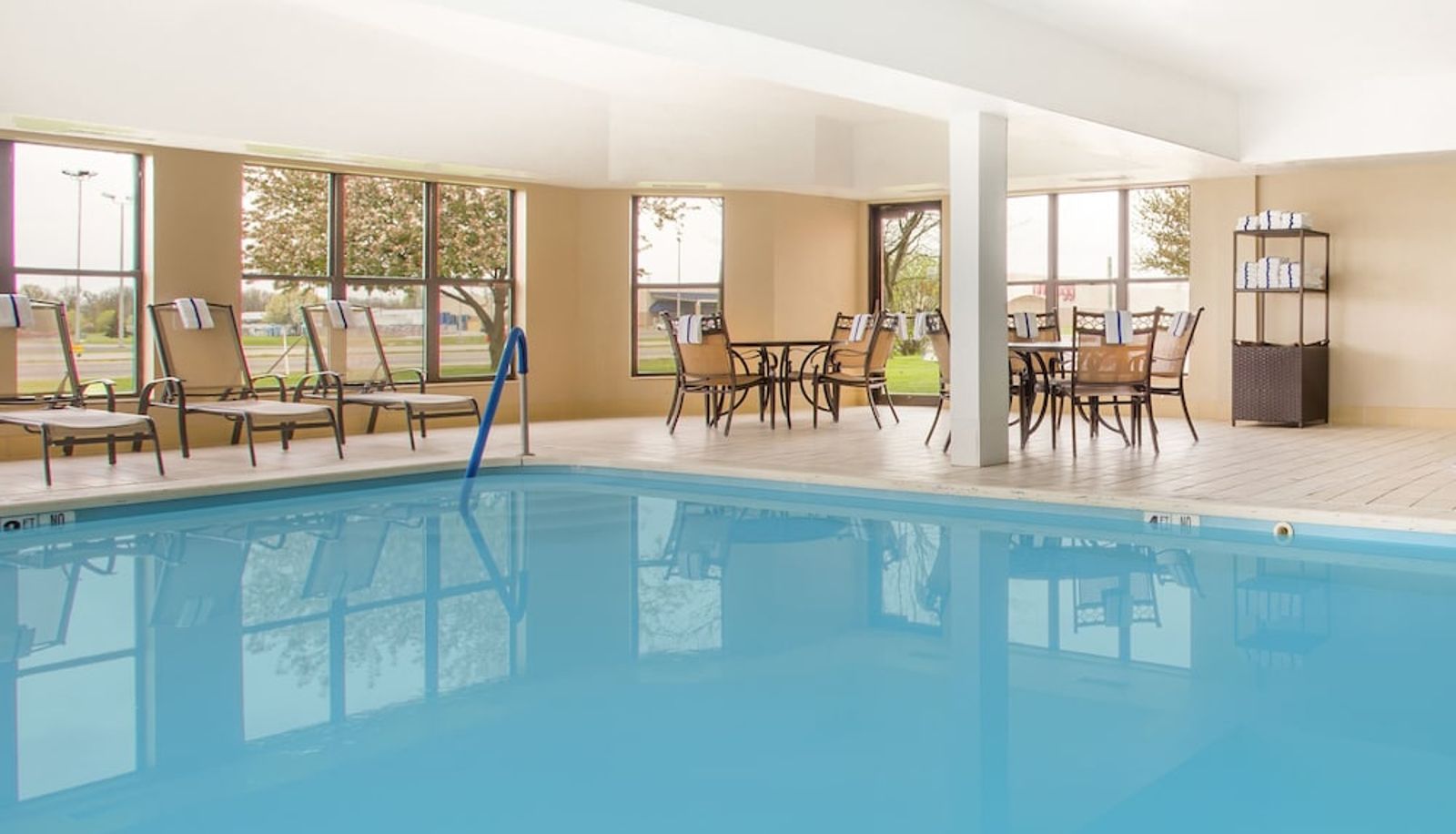 Piscina - MUNCIE PLACE HOTEL & SUITES by IHG