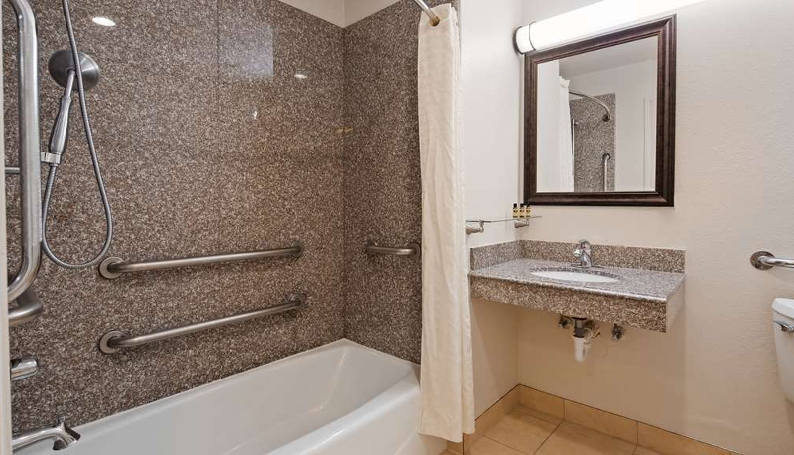 Zimmer - Best Western Plus Kansas City Airport-KCI East