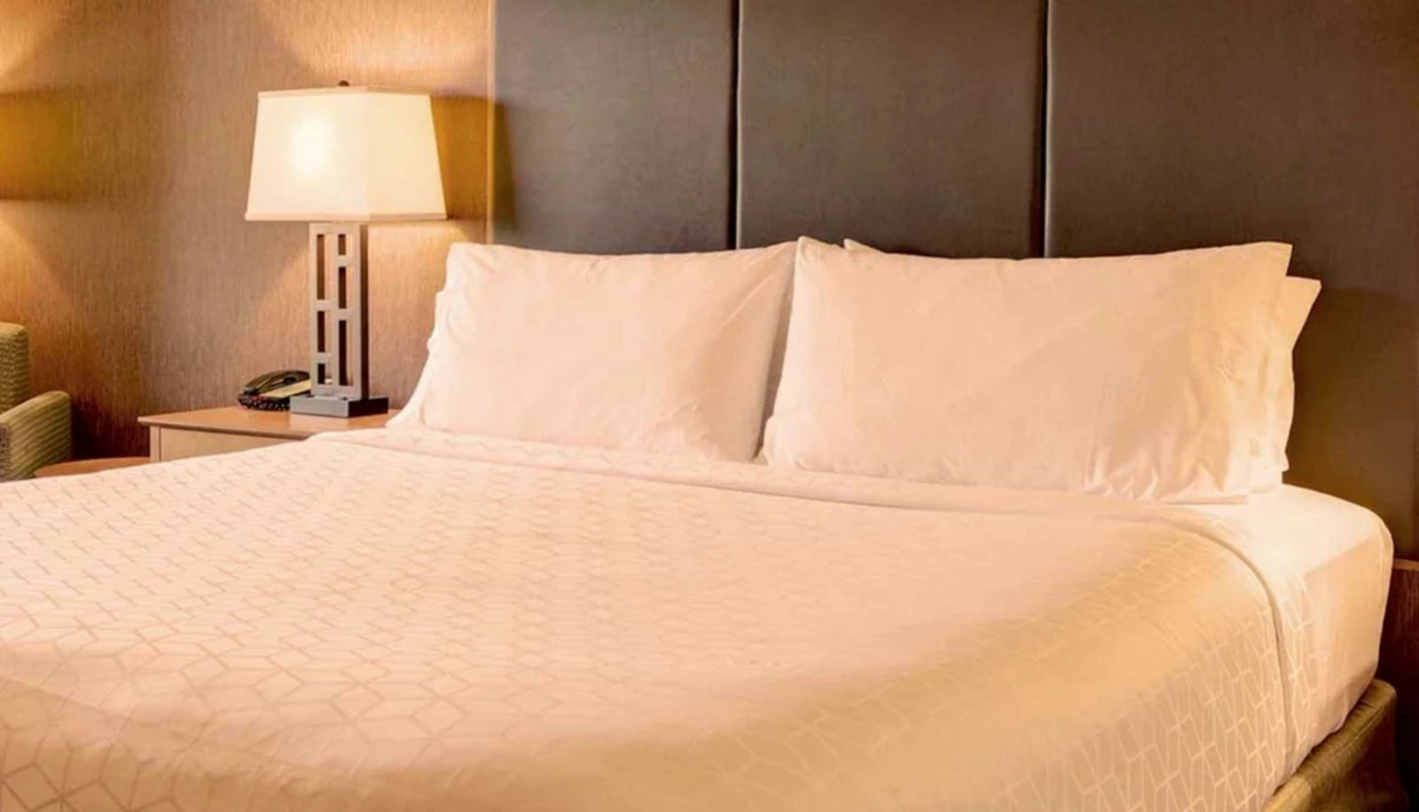 Room - THE LODGE AT ROSEBURG
