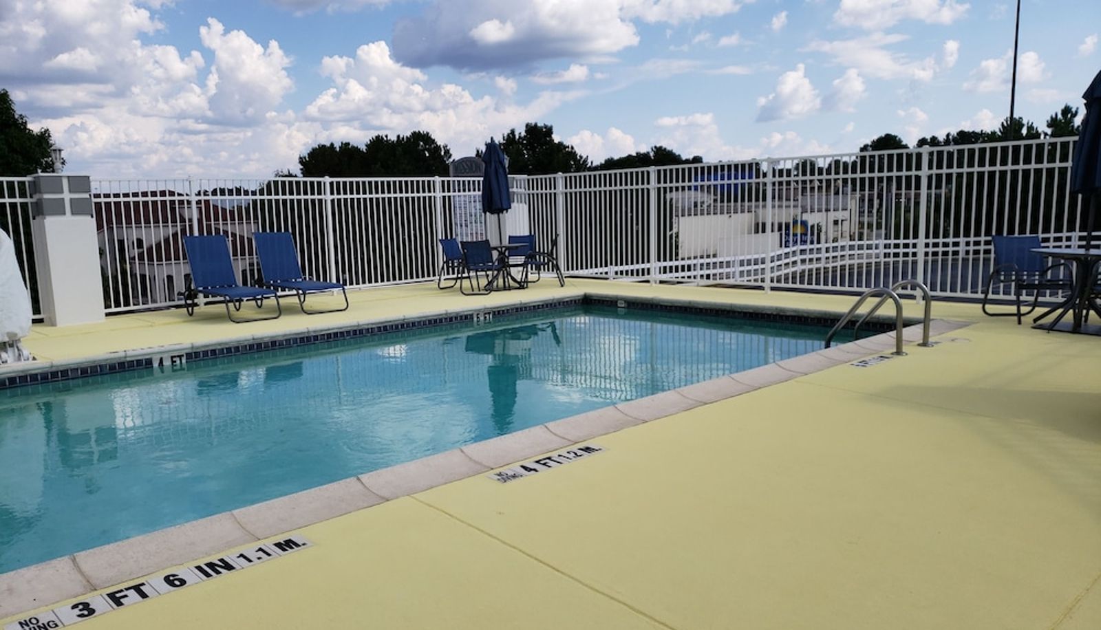 Piscina - Days Inn & Suites by Wyndham Union City