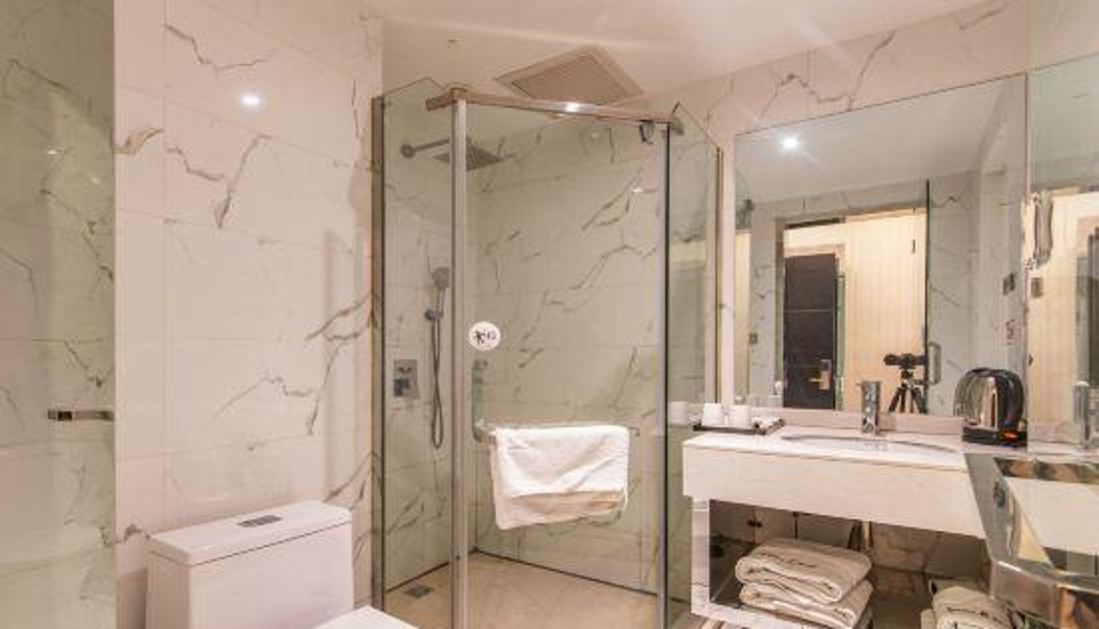 Zimmer - Anji Youslow Theme Hotel