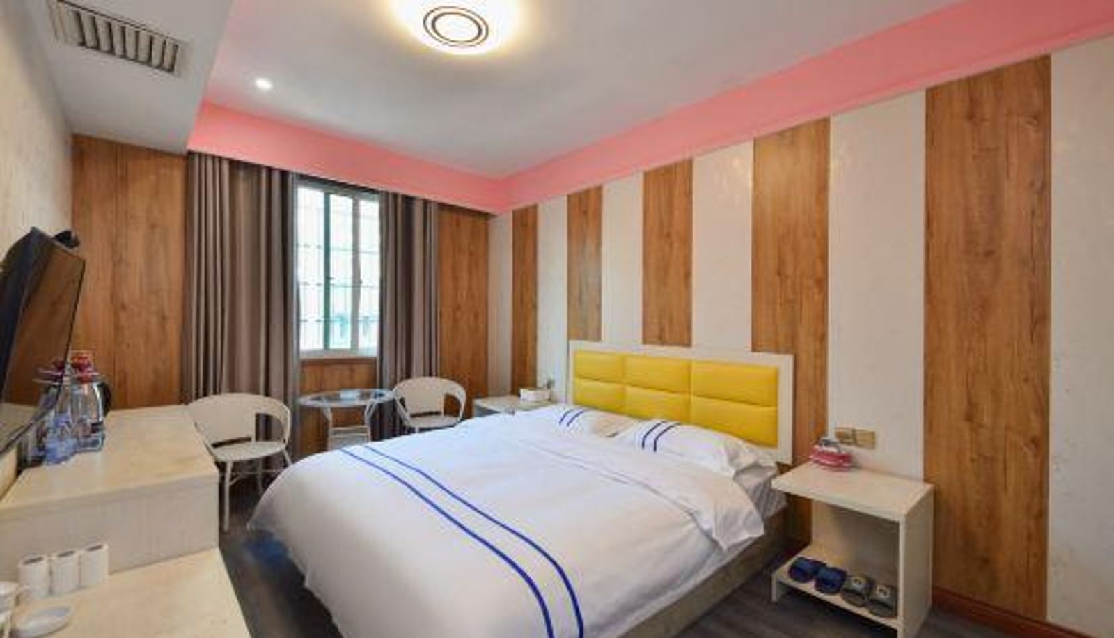 Camera - Xinhuadu Theme Hotel (Hongqi Square)
