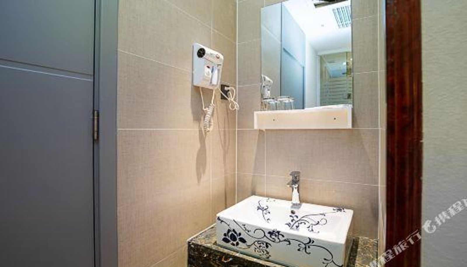 Camera - Xiaoyin Hotel (Greenland Window Store of Zhengzhou High Speed Rail East Station)