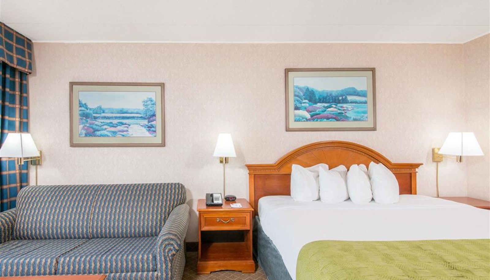 Room - Ramada by Wyndham Cumberland Downtown