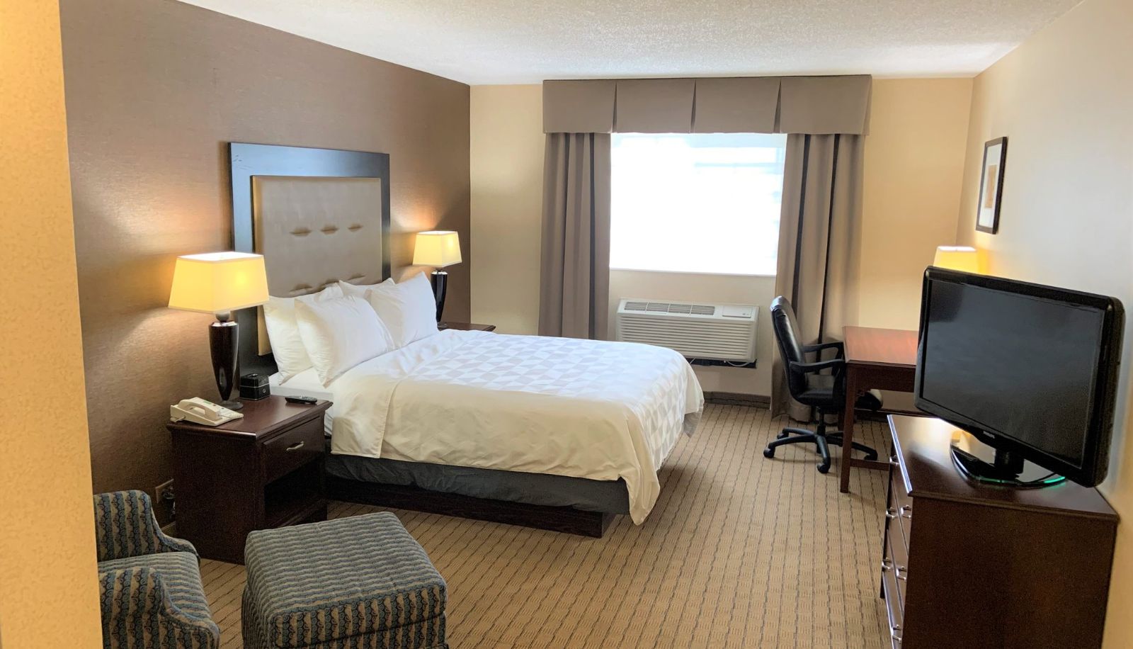 Room - Holiday Inn & Suites CHICAGO-CAROL STREAM (WHEATON) by IHG
