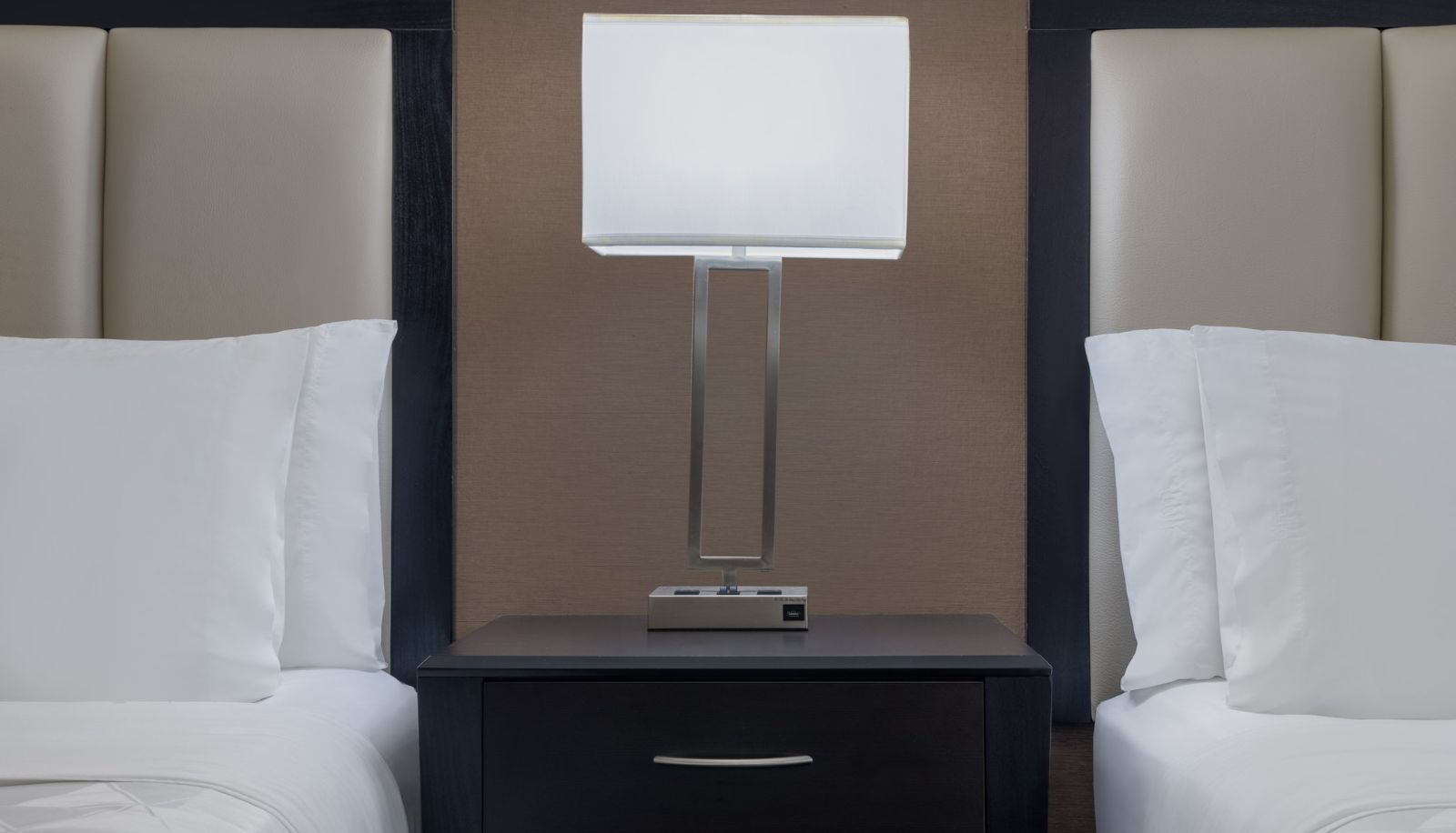 Room - Holiday Inn DES MOINES-AIRPORT/CONF CENTER by IHG