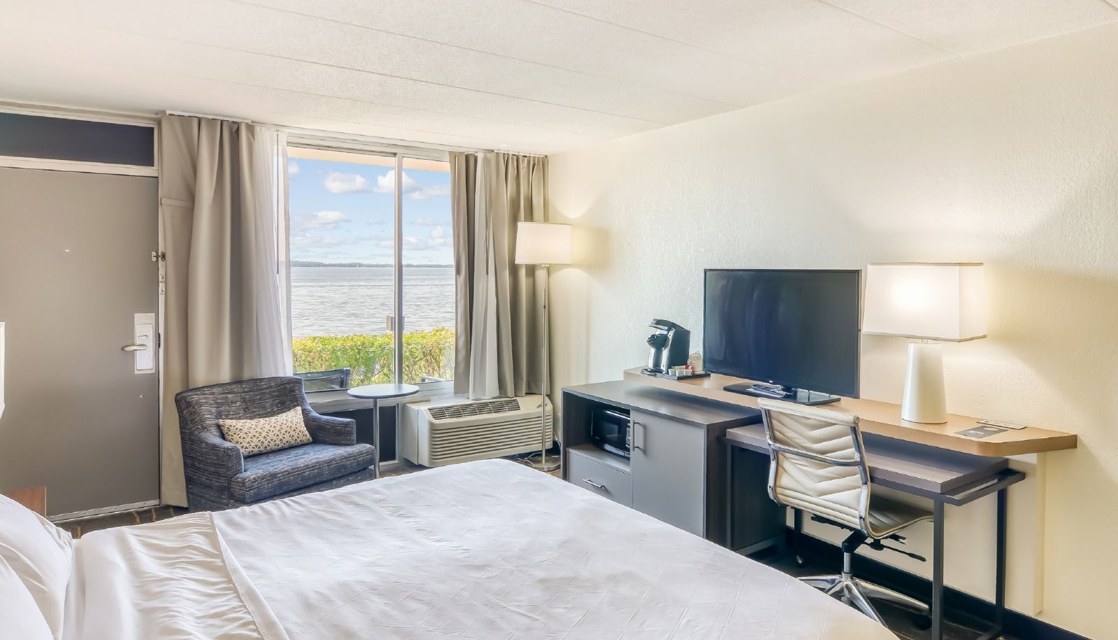 Room - Holiday Inn DETROIT LAKES - LAKEFRONT by IHG