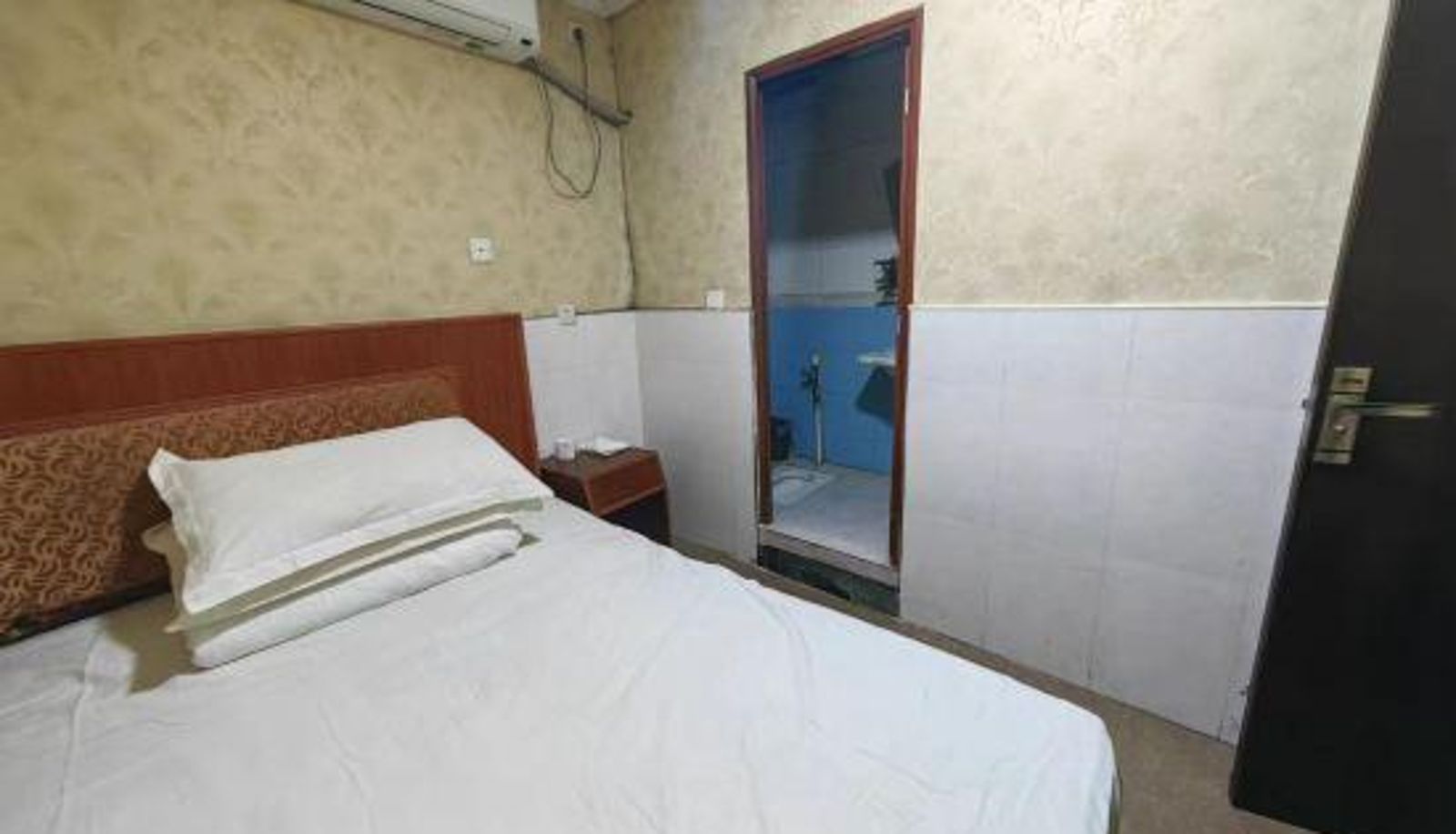 Kamer - Rongfeng Hotel (Xinyang Railway Station Bus Station)
