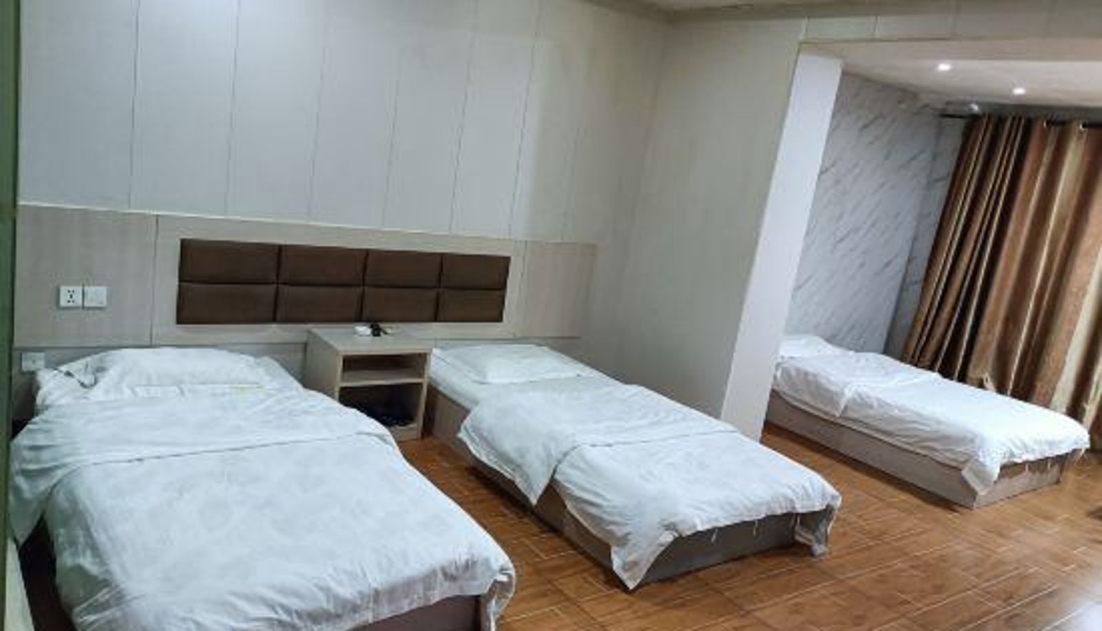 Room - Huatailong Business Hotel