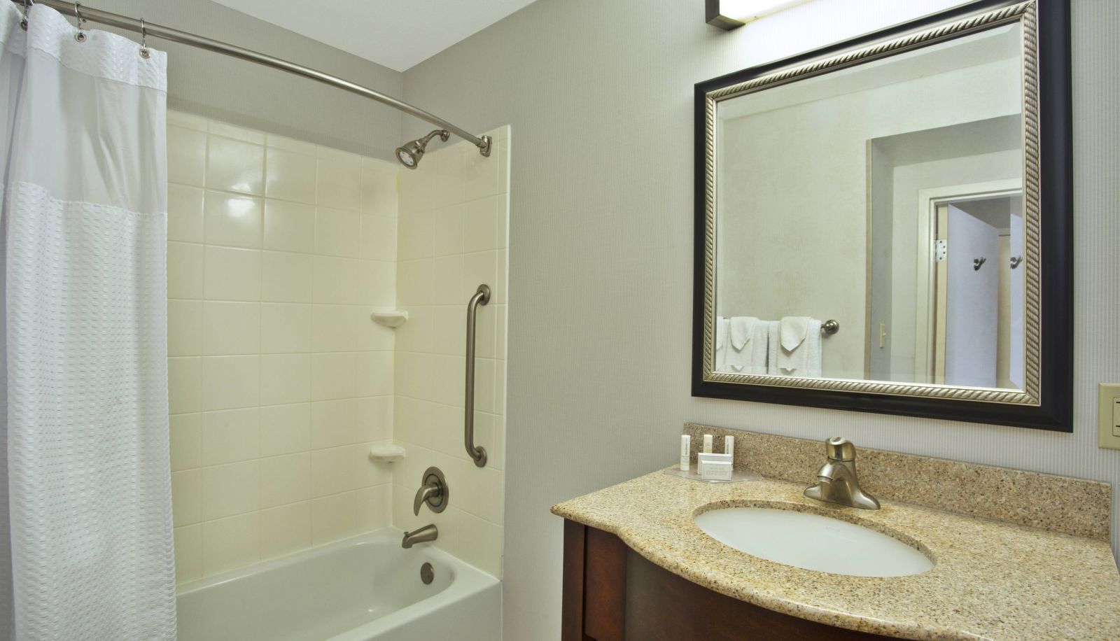 Zimmer - Courtyard by Marriott Gulfport Beachfront