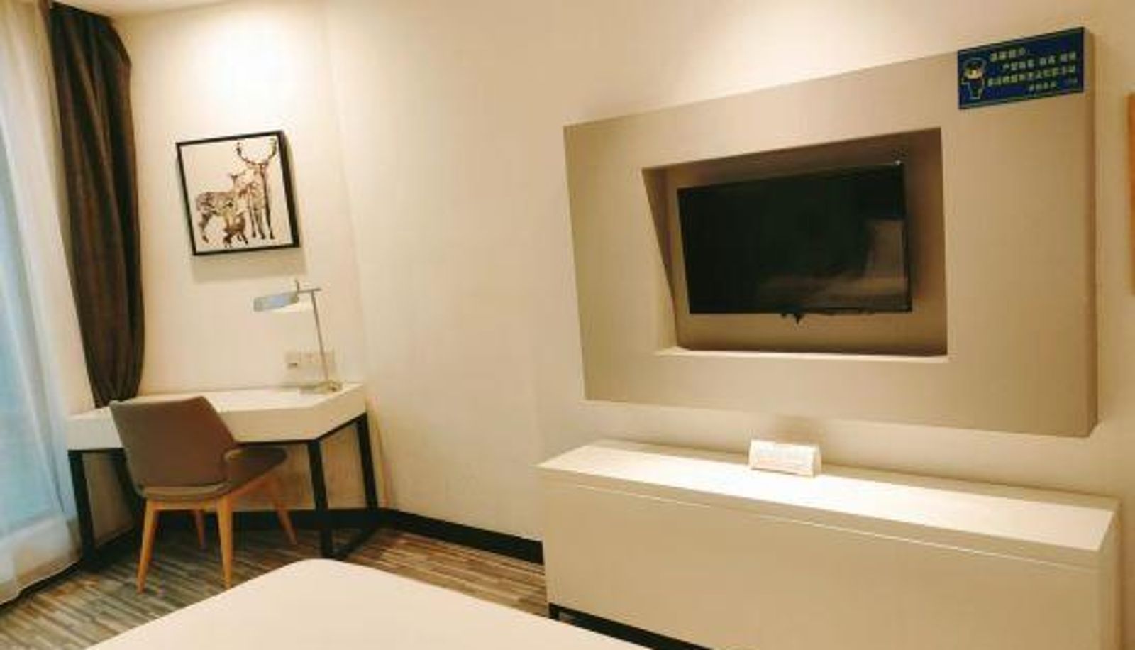 Business room - Wuhan Textile University)  Sunshine Campus Kailinsen City Theme Hotel (Tanxinpei Park Metro Station
