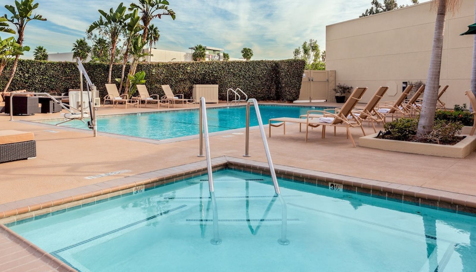 Piscina - Holiday Inn LA MIRADA – BUENA PARK by IHG
