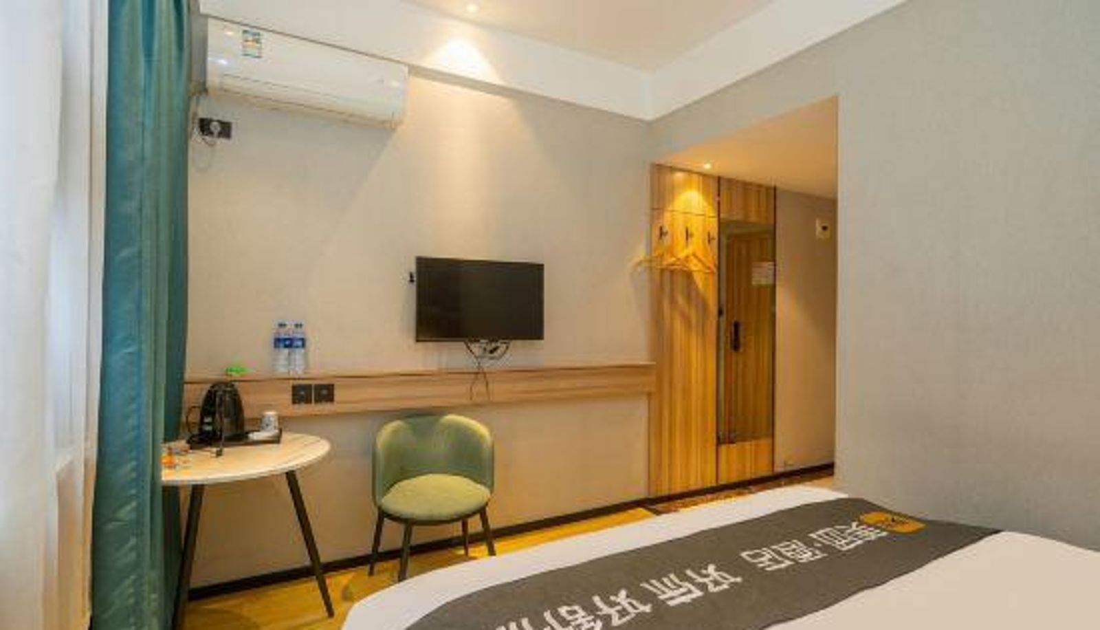 Zimmer - Xiertai Hotel (Hanyang Railway Station Subway Station guiyuan buddhist temple)