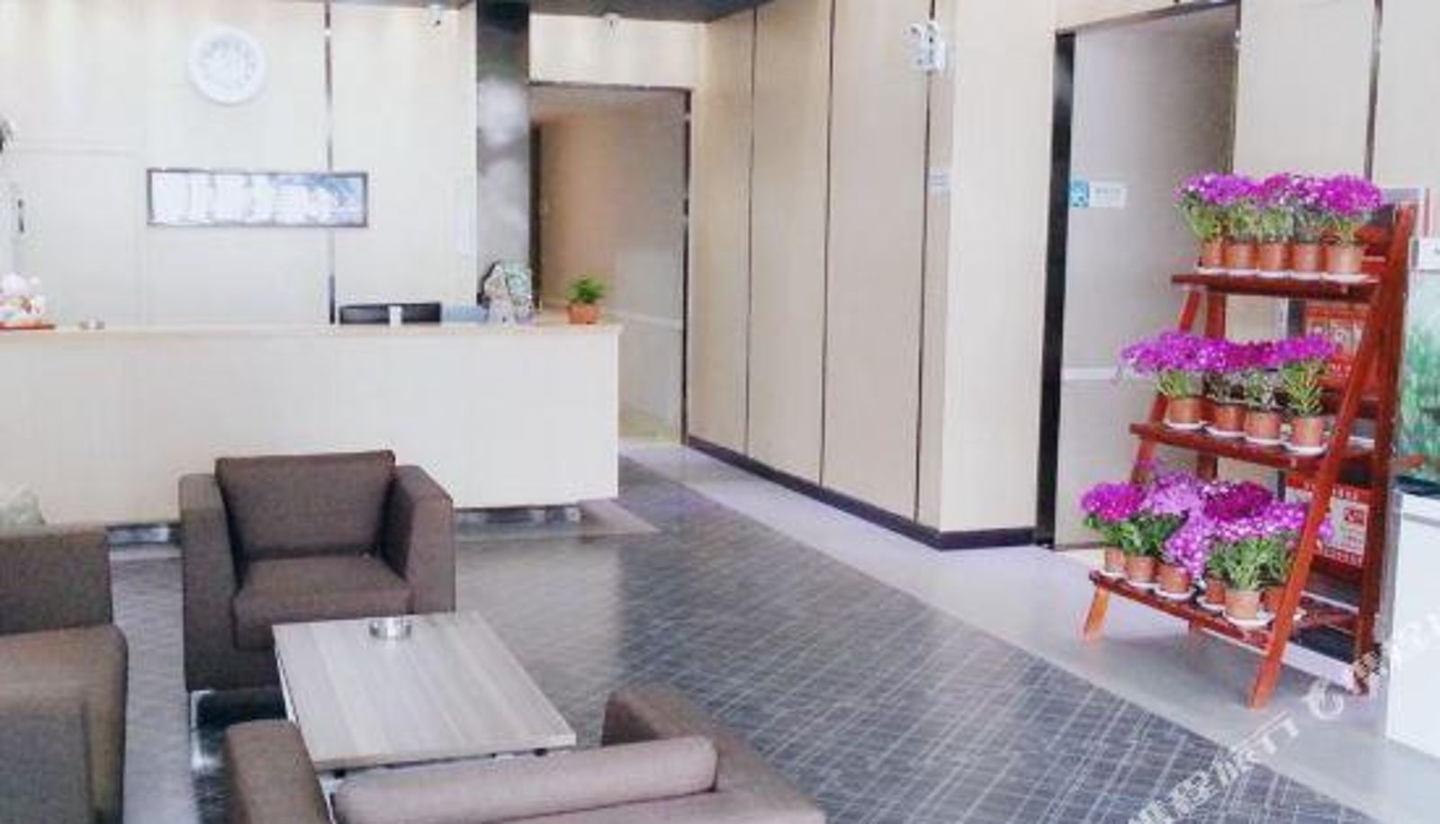 Rezeption - Yibai Hotel (Taian High Speed Rail Store)