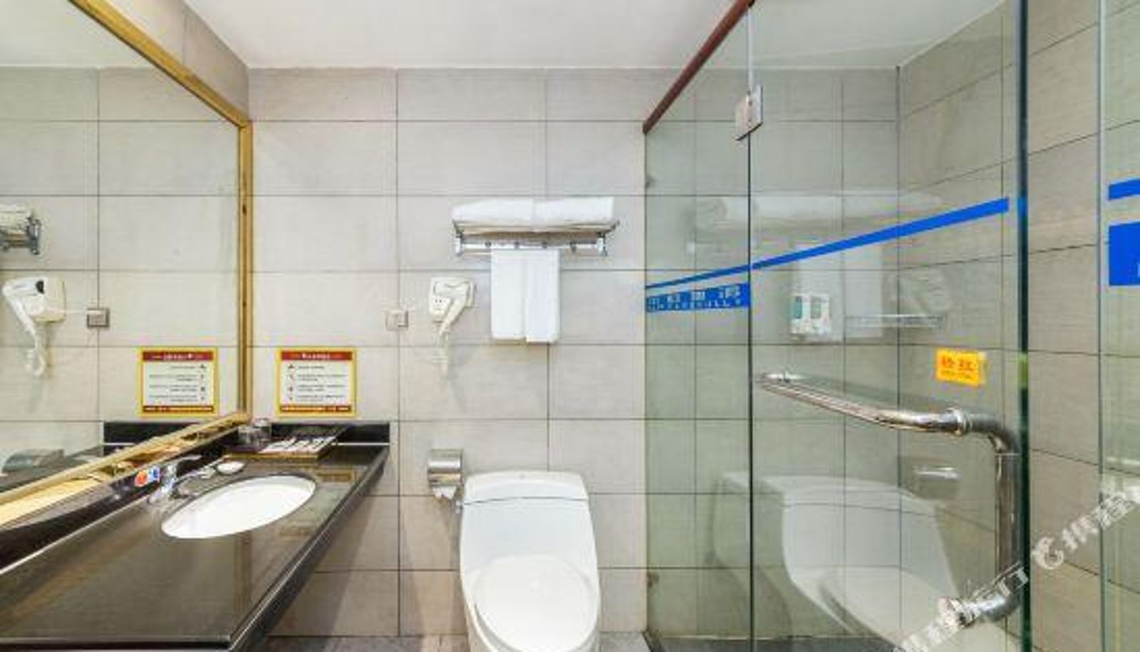 Chambre - All Visitors Come Hotel
