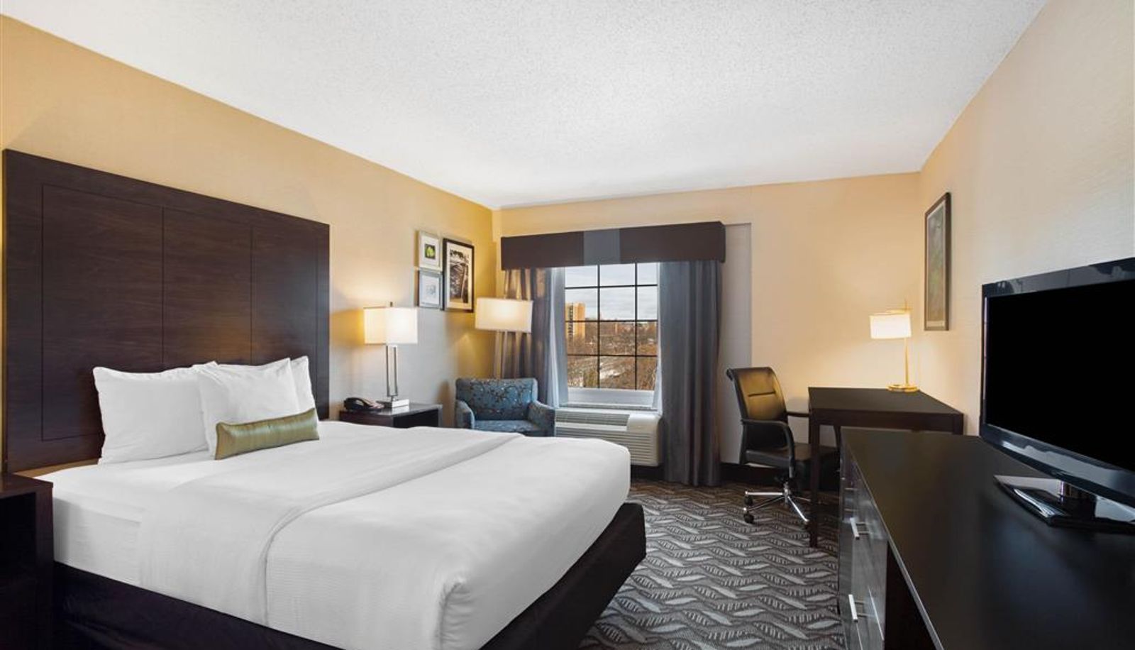 Room - La Quinta Inn & Suites by Wyndham Springfield MA