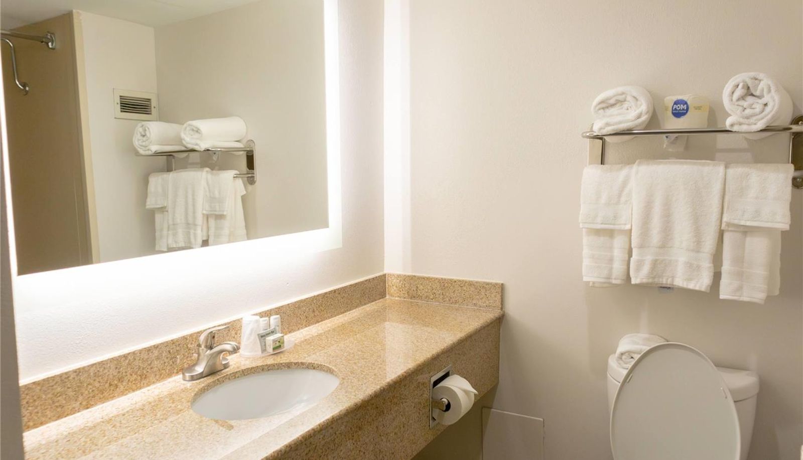 Zimmer - a Ramada by Wyndham Elimwood Hotel