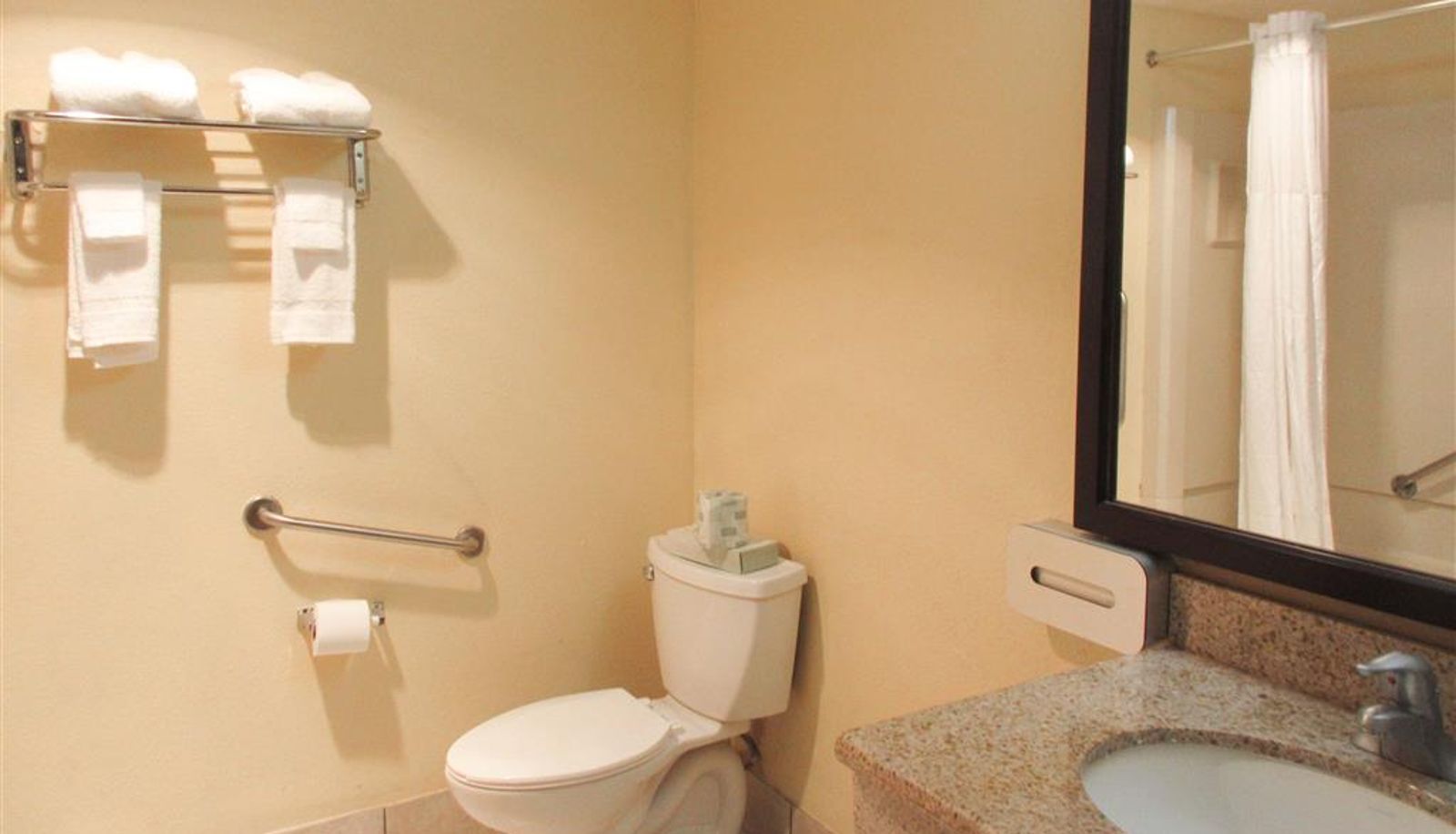 Room - Quality Inn & Suites Cincinnati Uptown Norwood