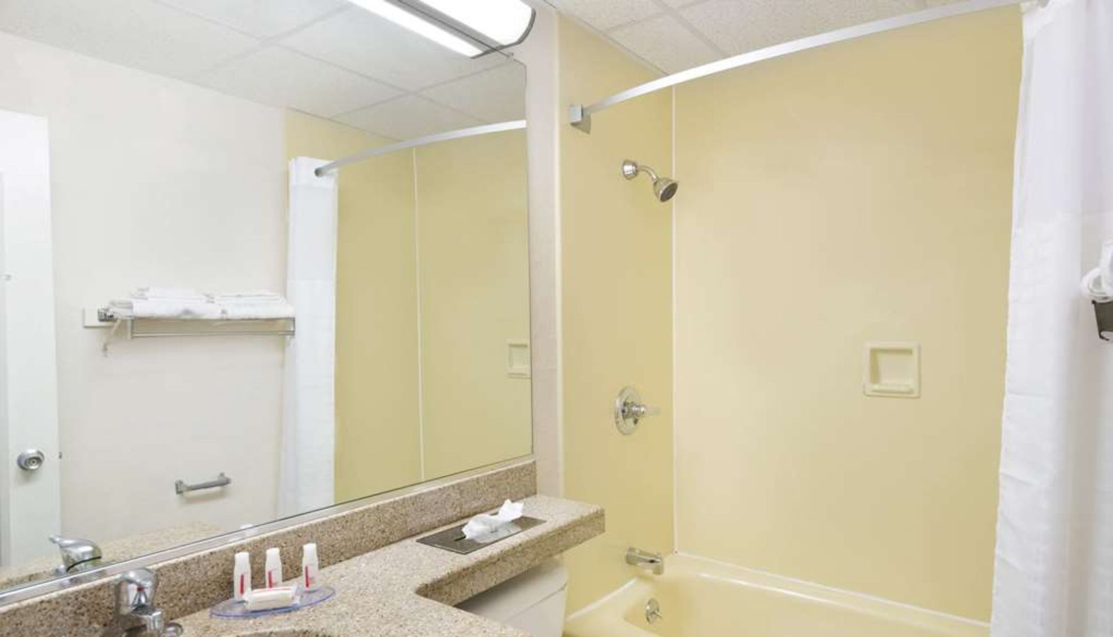 Room - Howard Johnson by Wyndham Newburgh/West Point
