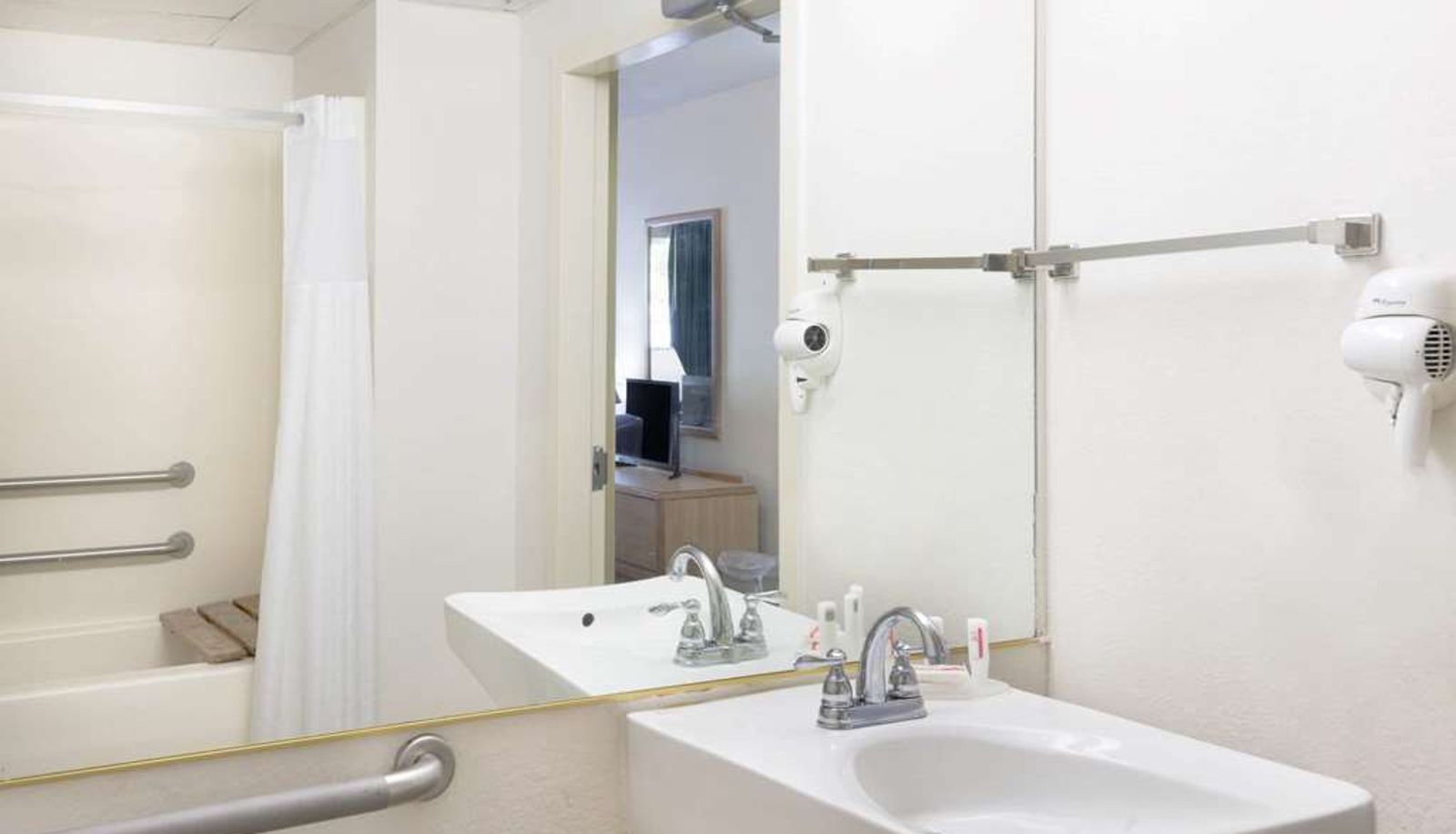 Room - Howard Johnson by Wyndham Newburgh/West Point
