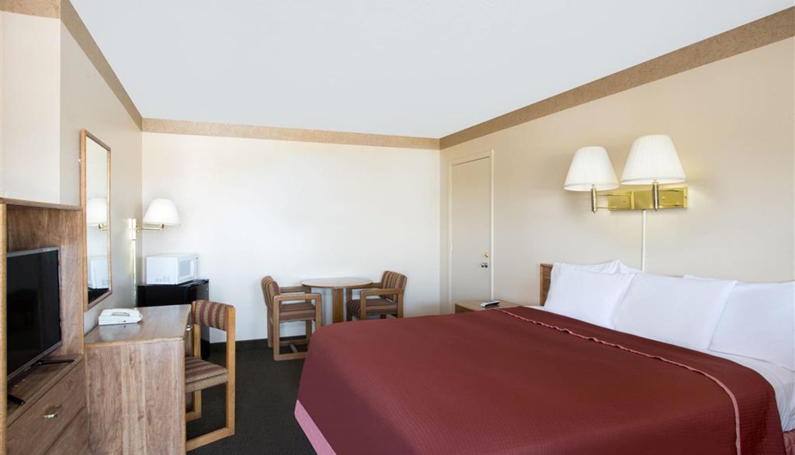 Zimmer - Howard Johnson by Wyndham Brigham City