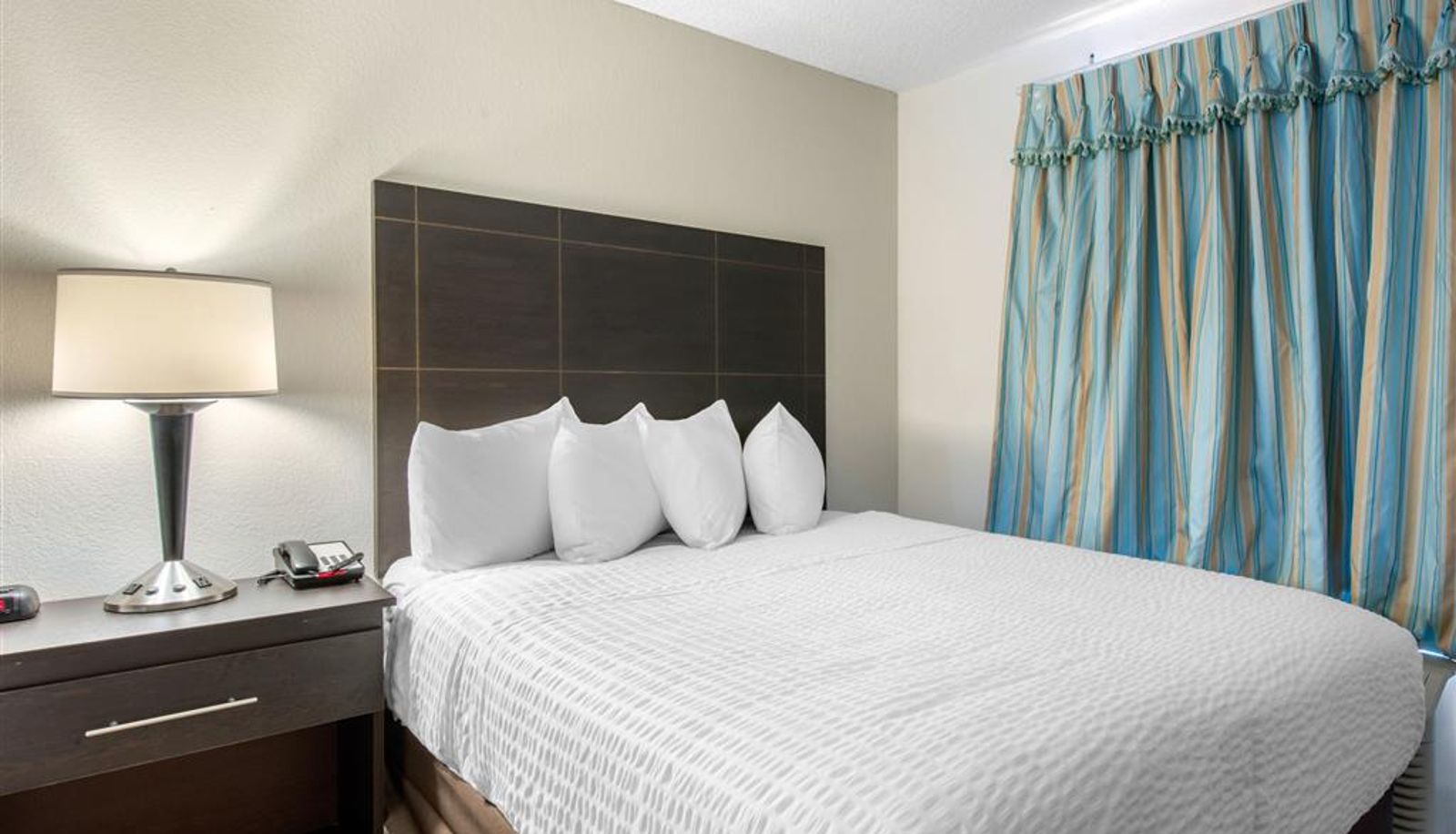 Camera - Clarion Inn & Suites Kissimmee-Lake Buena Vista South