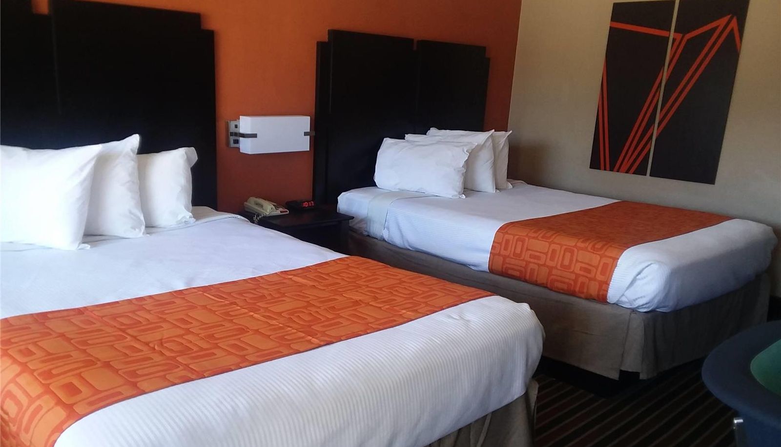 Zimmer - Howard Johnson by Wyndham Historic Lake Charles