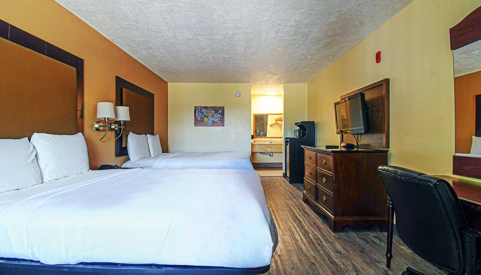Room - Scottish Inns & Suites Shenandoah Woodlands Mall
