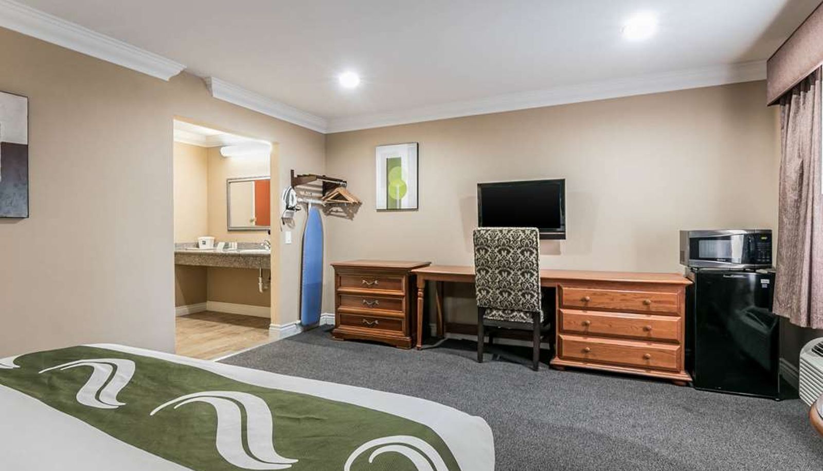 Room - Quality Inn & Suites Atlanta Airport South
