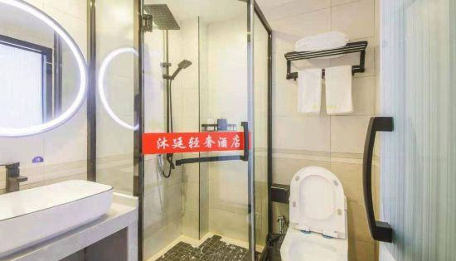 Room - Muting light luxury hotel