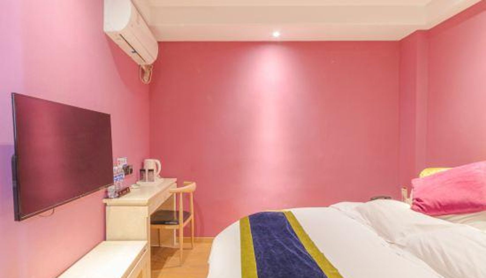 Zimmer - PRETTY BANK  HOTEL