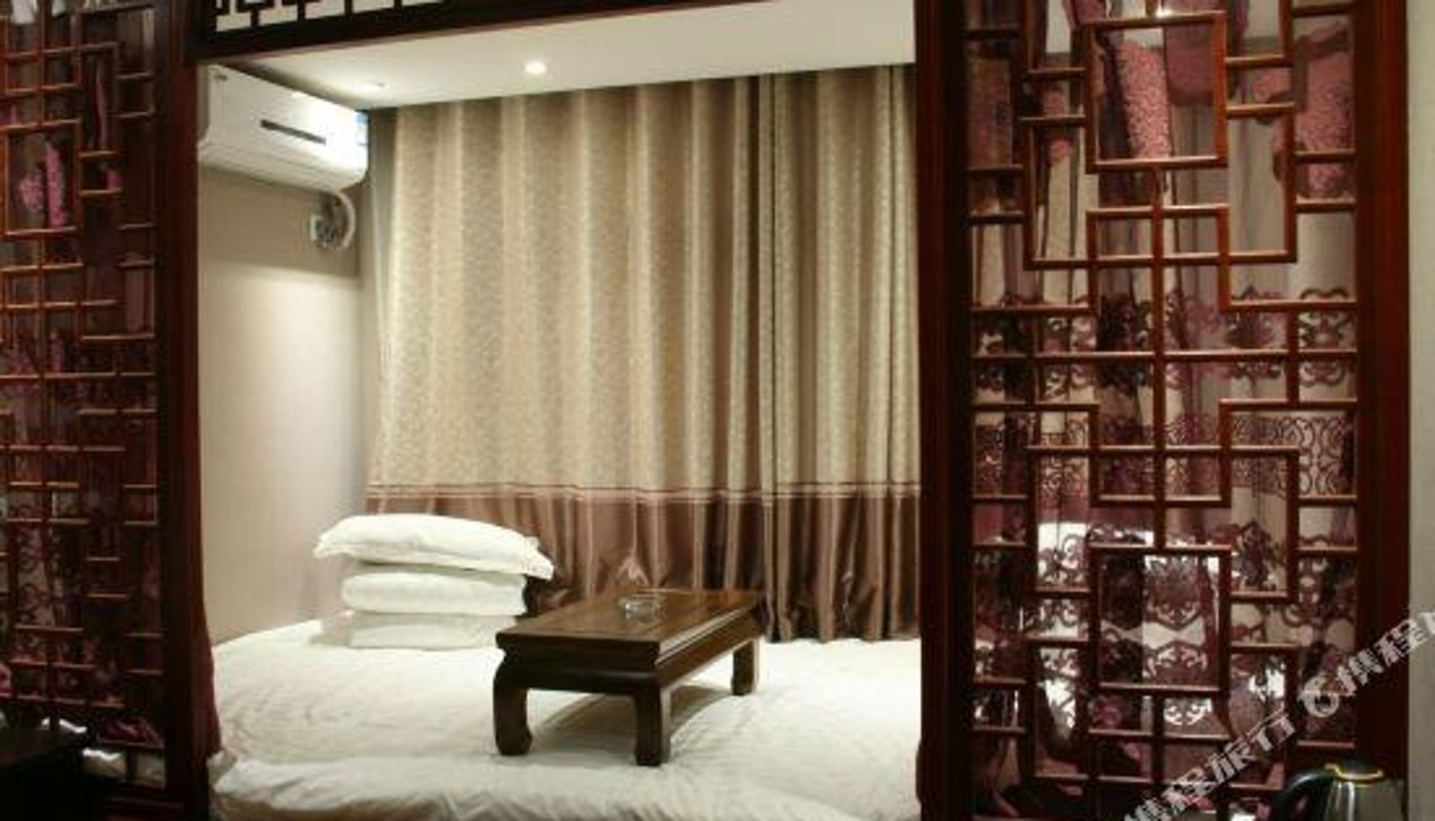 Zimmer - 19 Street Hotel