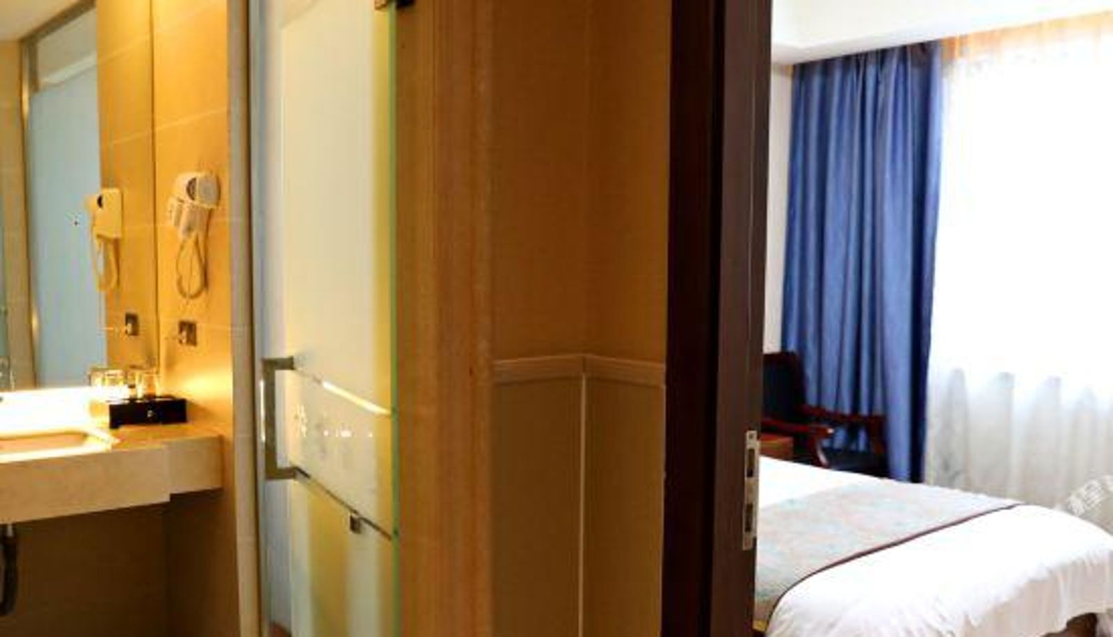 Room - lemon hotel