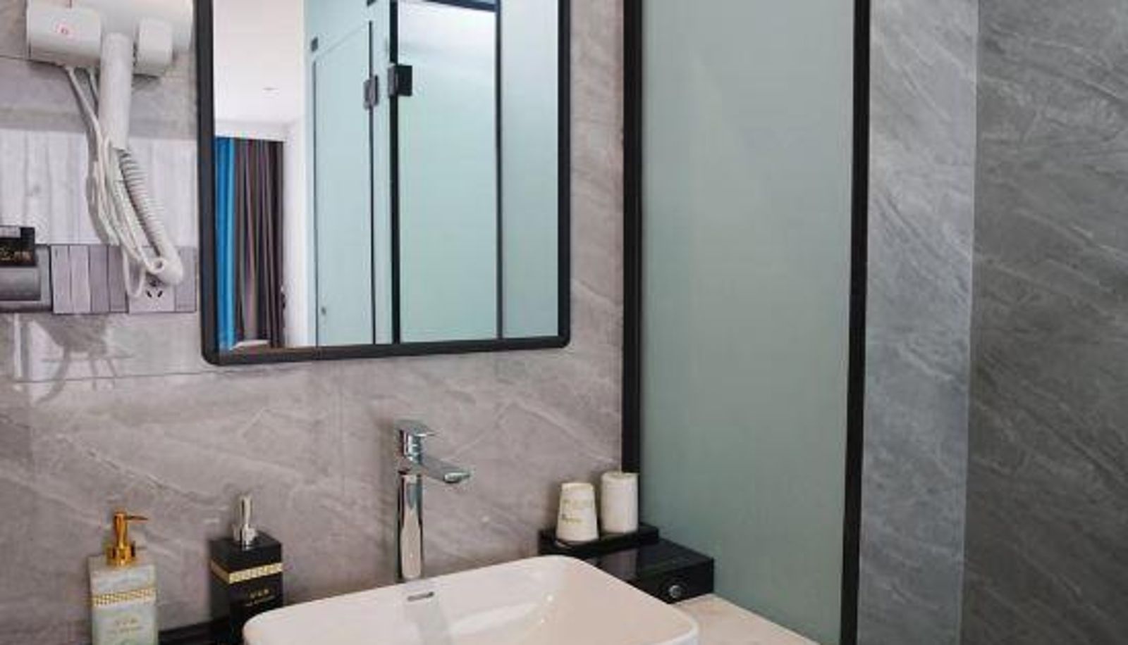 Family room - Huairen Hotel