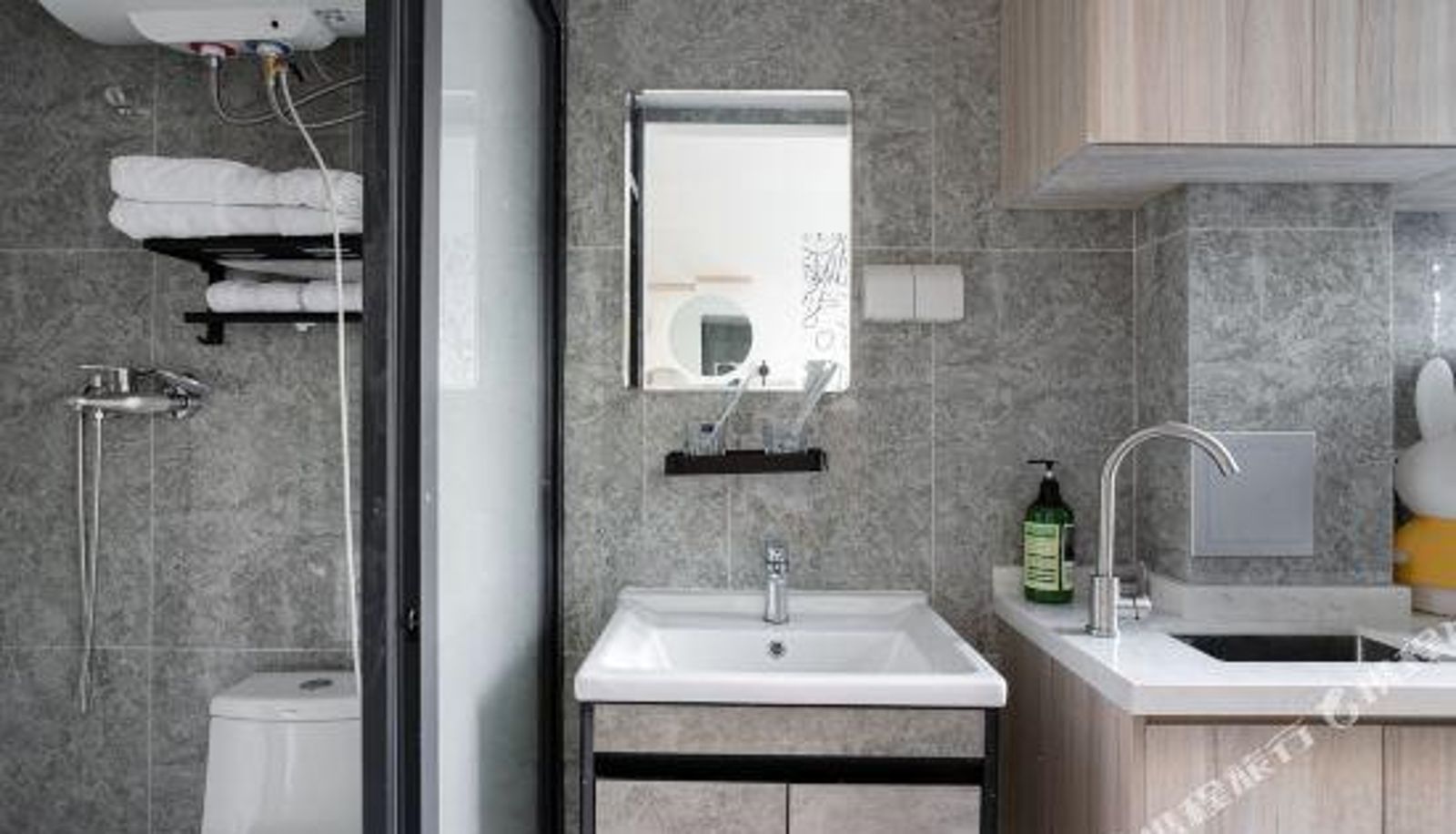 Room with balcony - Bihaiwan subway station Rabbit apartment. Shenzhen Bao'an International Airport
