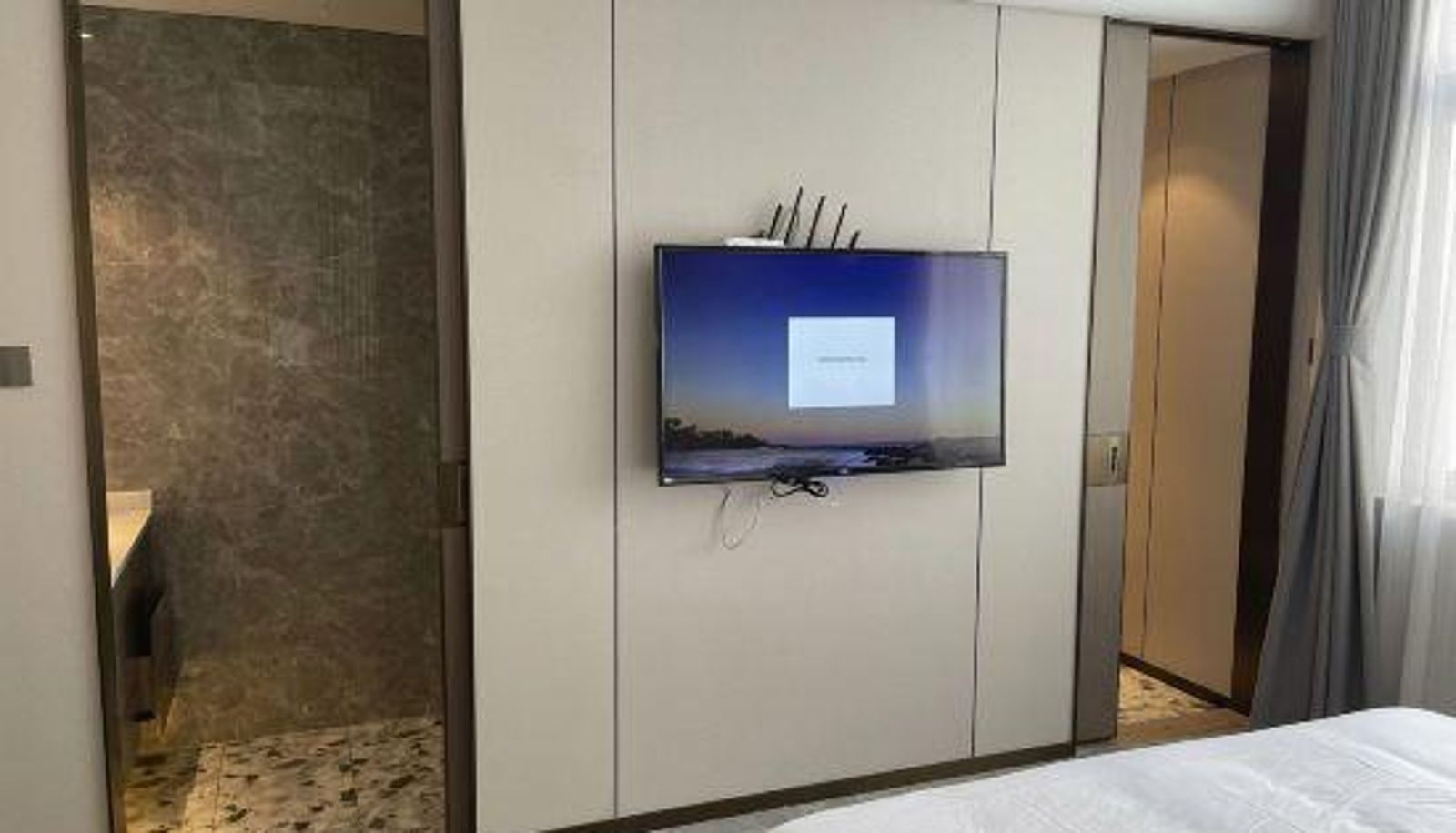 Room - Mia Hotel