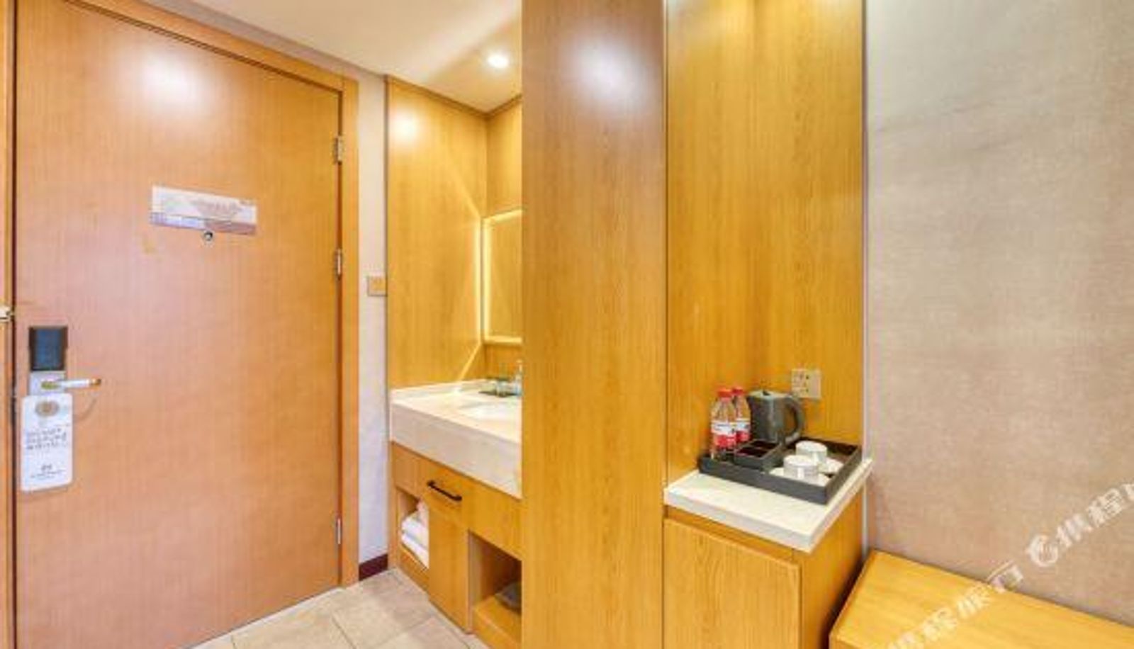 Kamer - Berman Hotel (Nanjing Zhushan Road Subway Station)