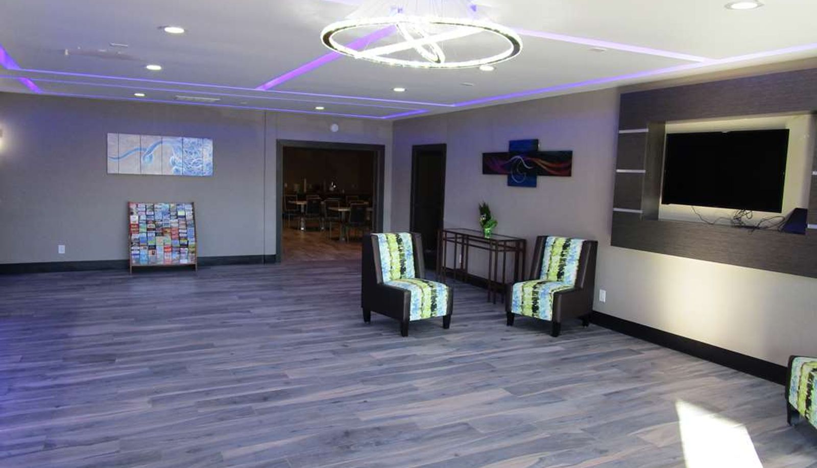 Hall - SureStay Plus by Best Western Point Richmond