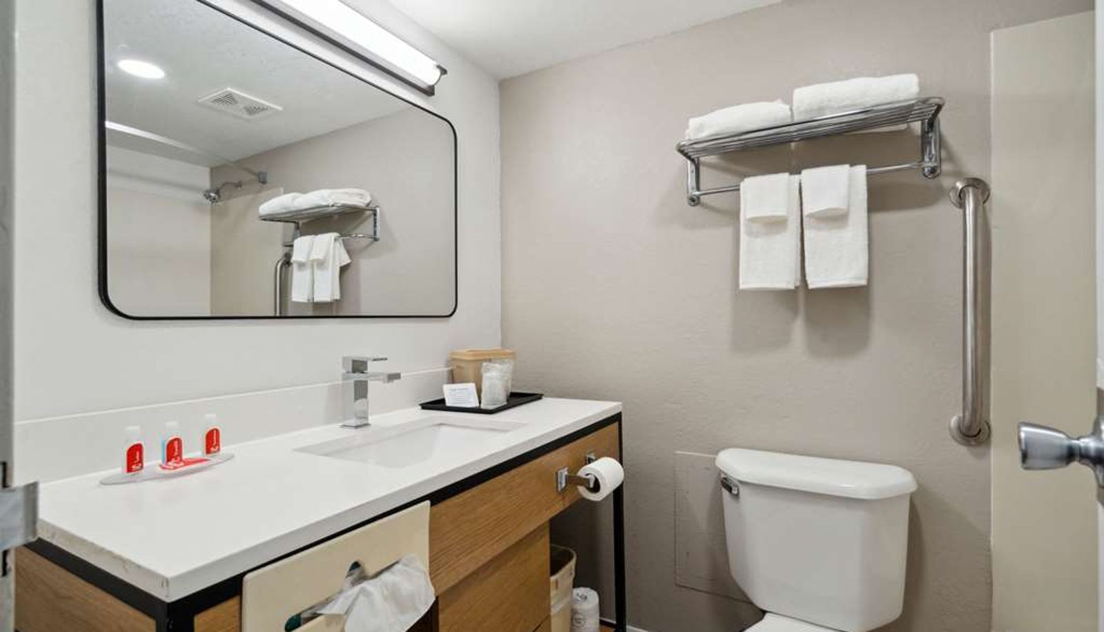 Zimmer - Econo Lodge Inn & Suites Waterloo Downtown